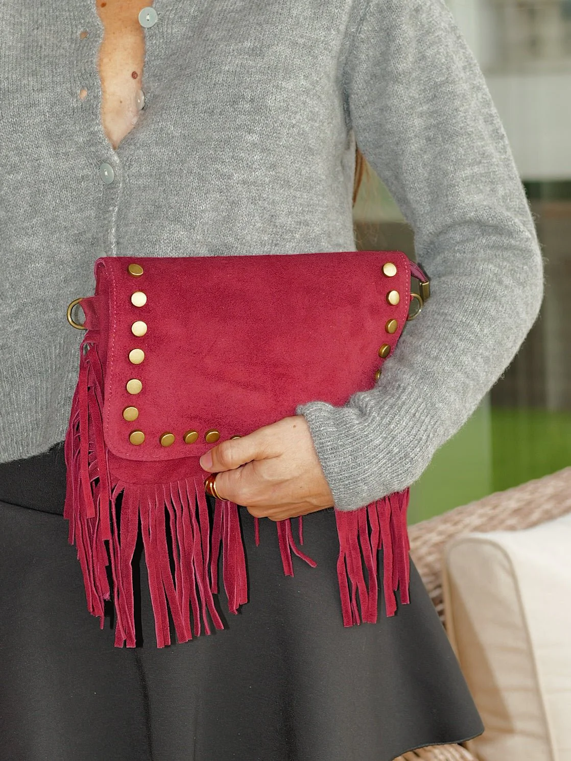Bolso flecos tachuelas burdeos - Image 3