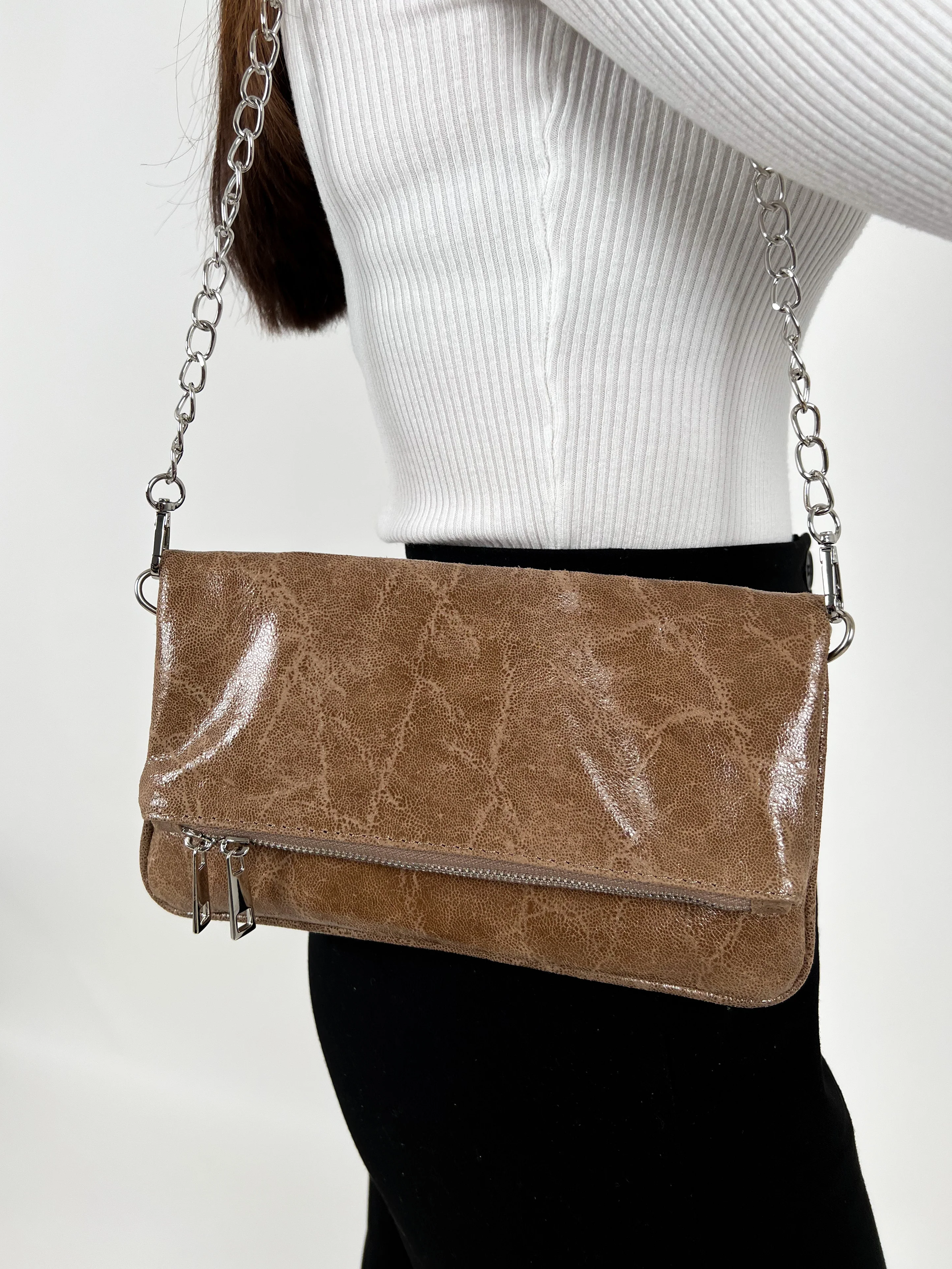 Bolso piel cadenas brillo marron - Image 3