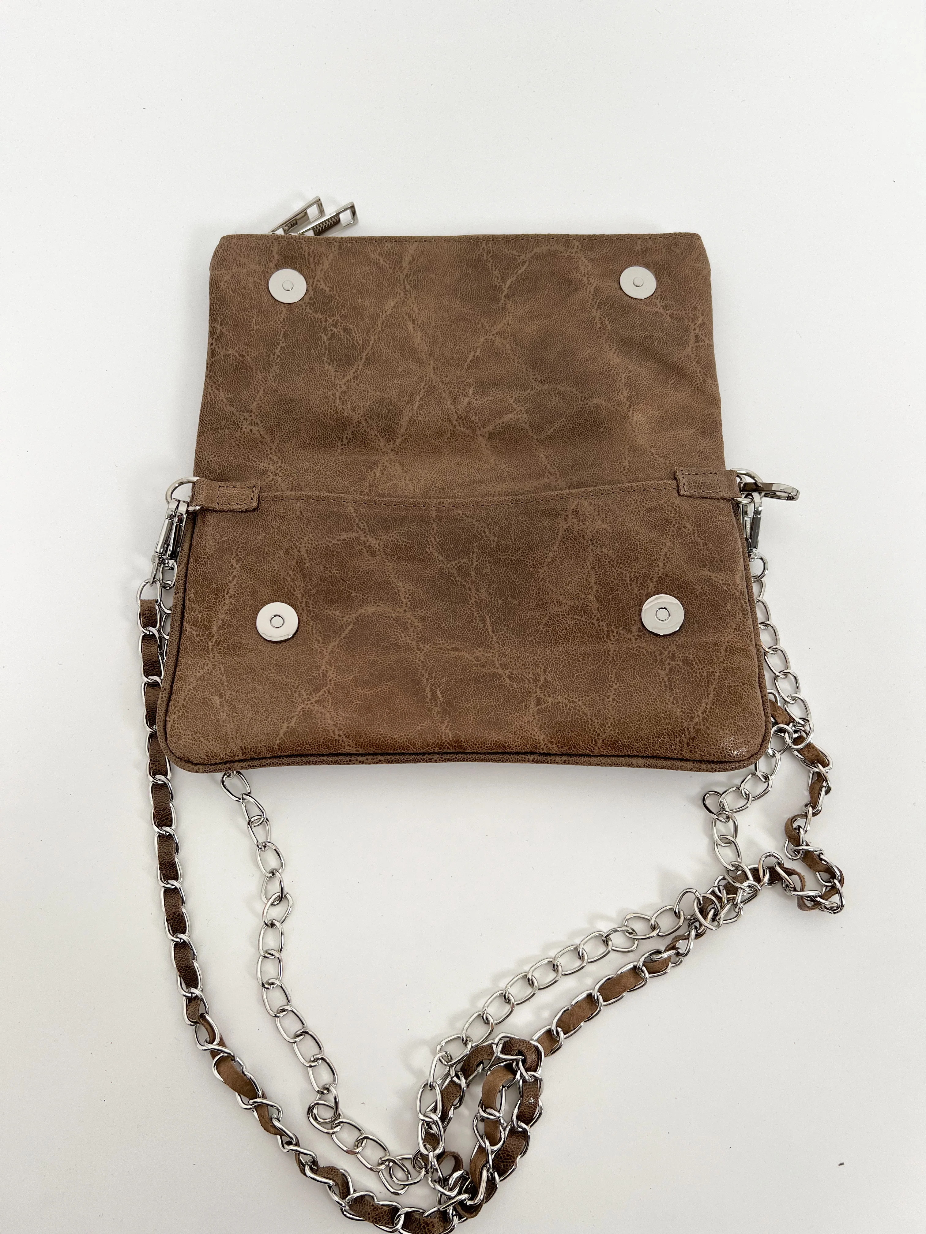 Bolso piel cadenas brillo marron - Image 5