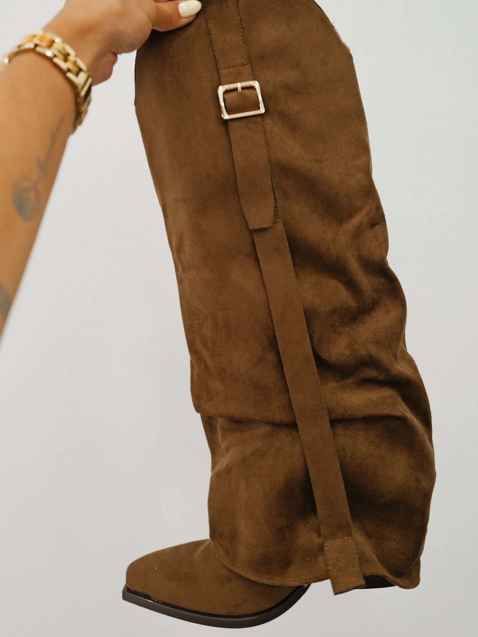 Bota solapa detalle hebilla chocolate - Image 5