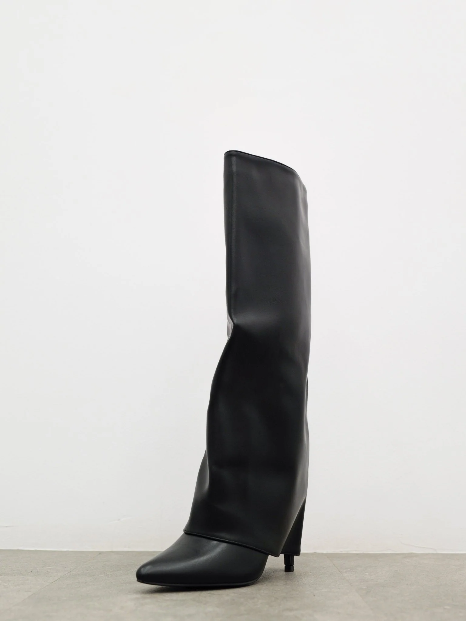 Bota tacón punta lisa negra - Image 3