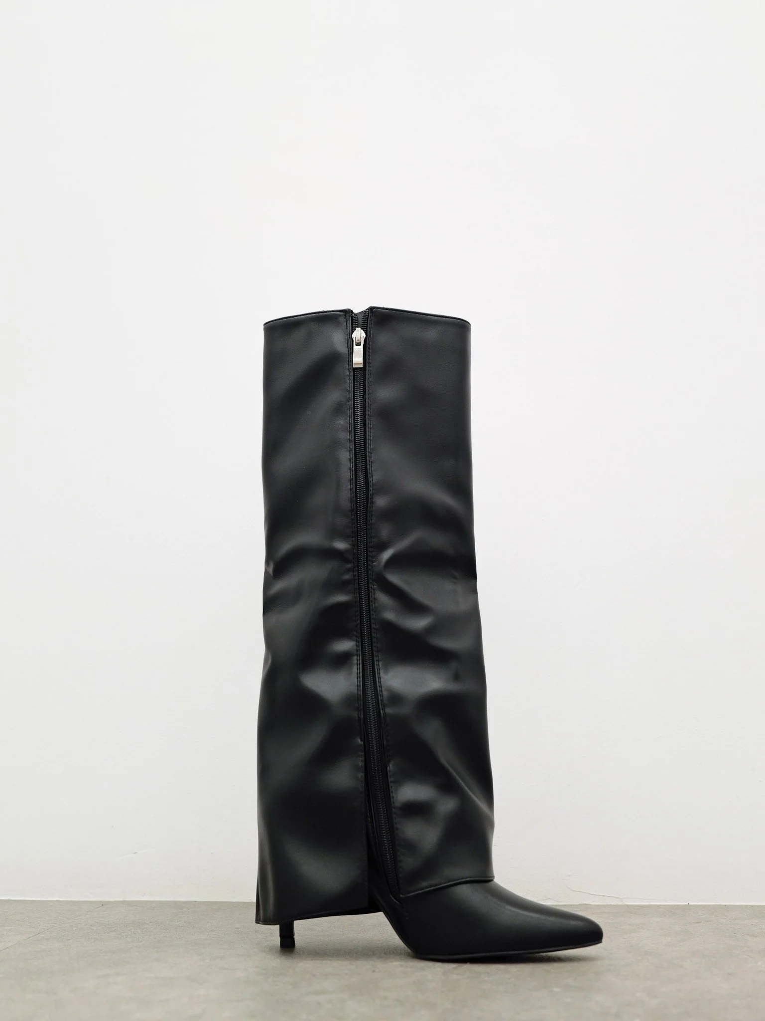 Bota tacón punta lisa negra - Image 4