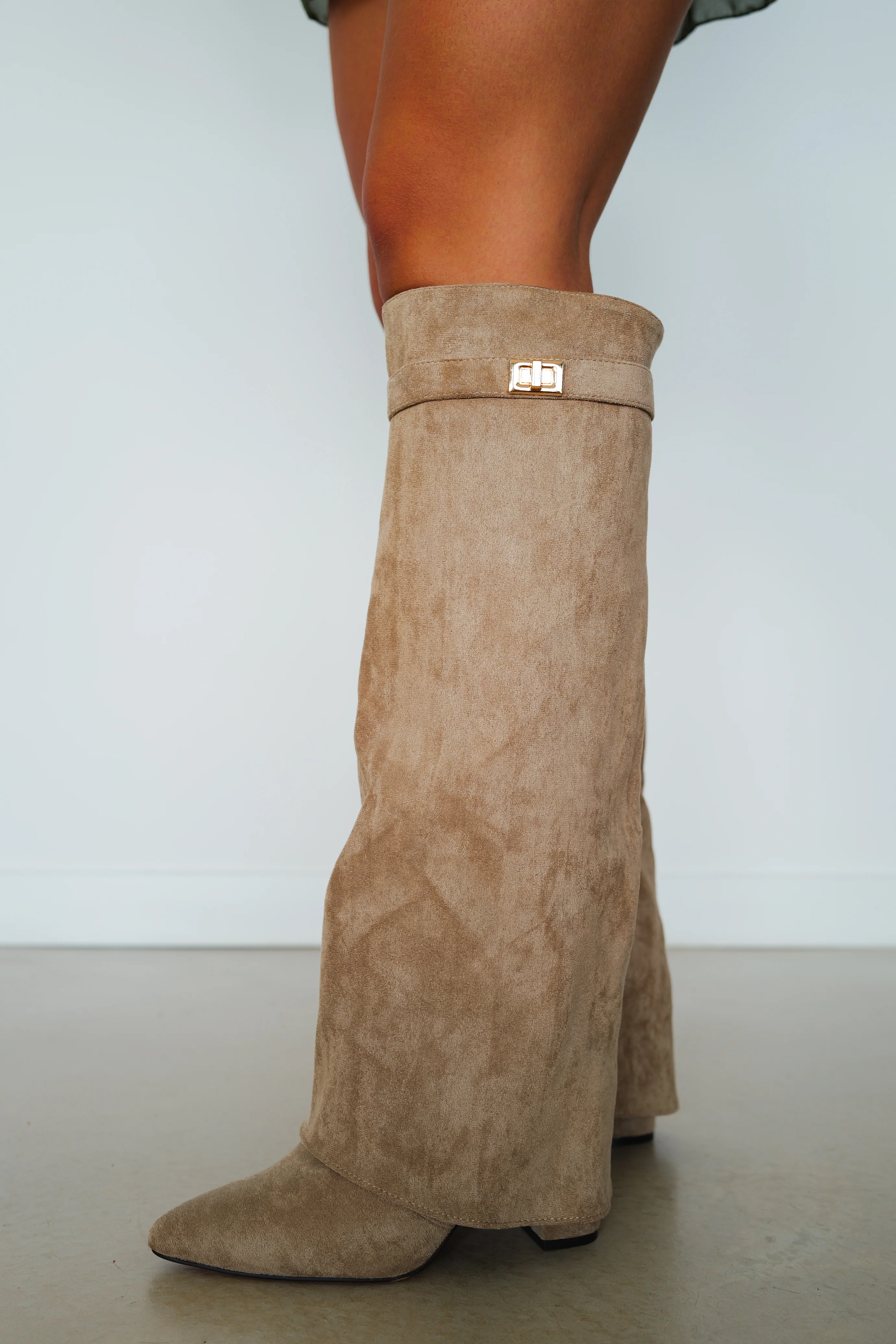 Bota tacón solapa detalle ante beige - Image 7