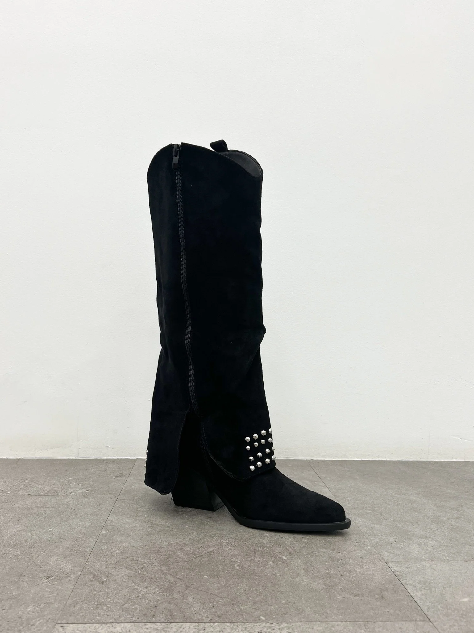 Bota solapa tachuelas ante negro - Image 5