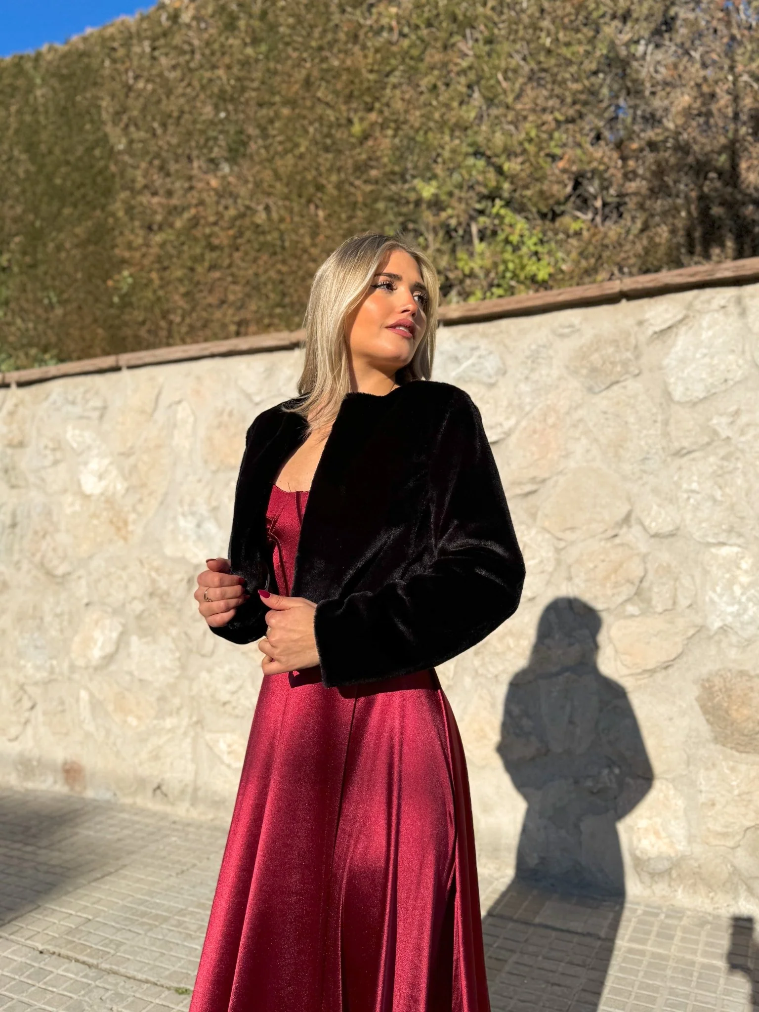 Chaqueta crop pelo negra - Image 3
