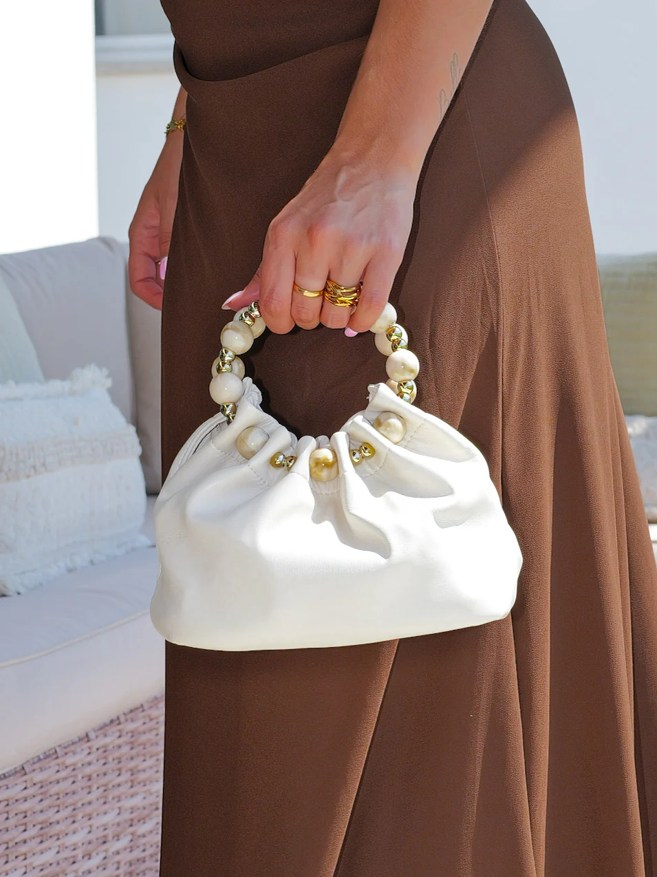 Clutch bombonera asa beige - Image 3