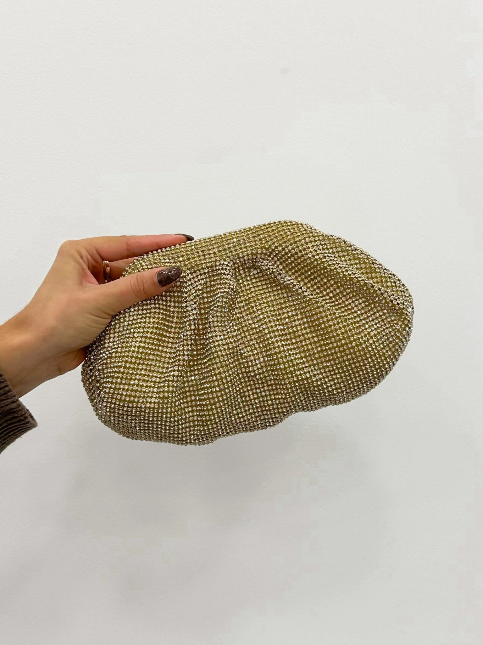 Clutch bombonera brillos dorado - Image 3