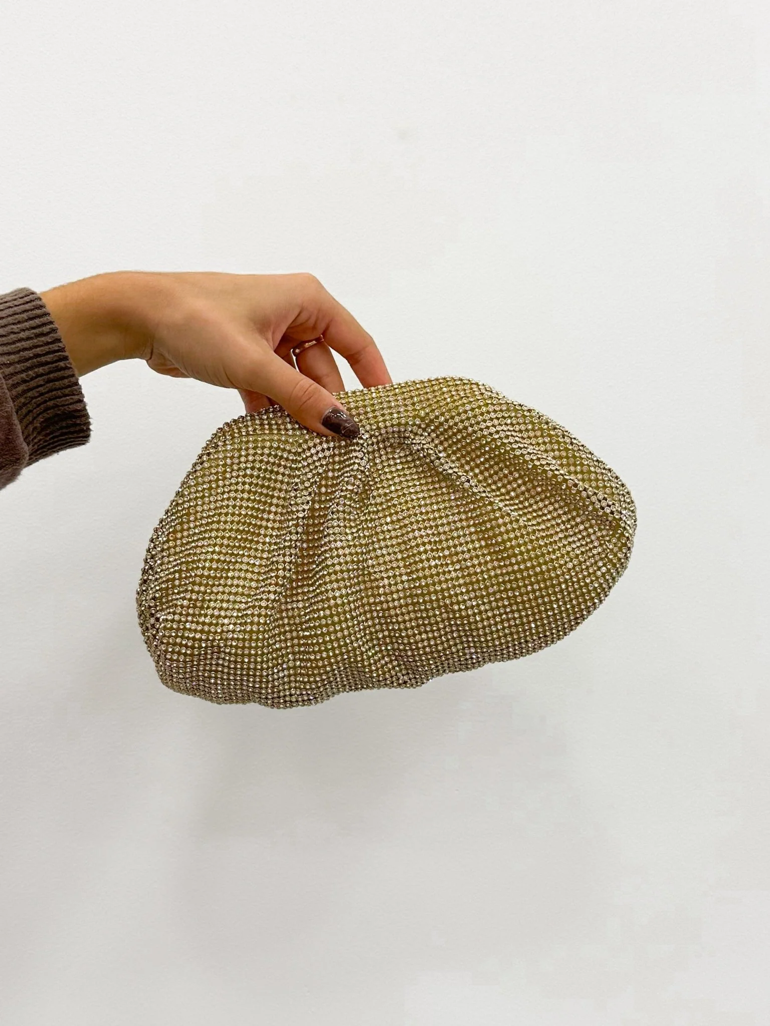 Clutch bombonera brillos dorado - Image 4