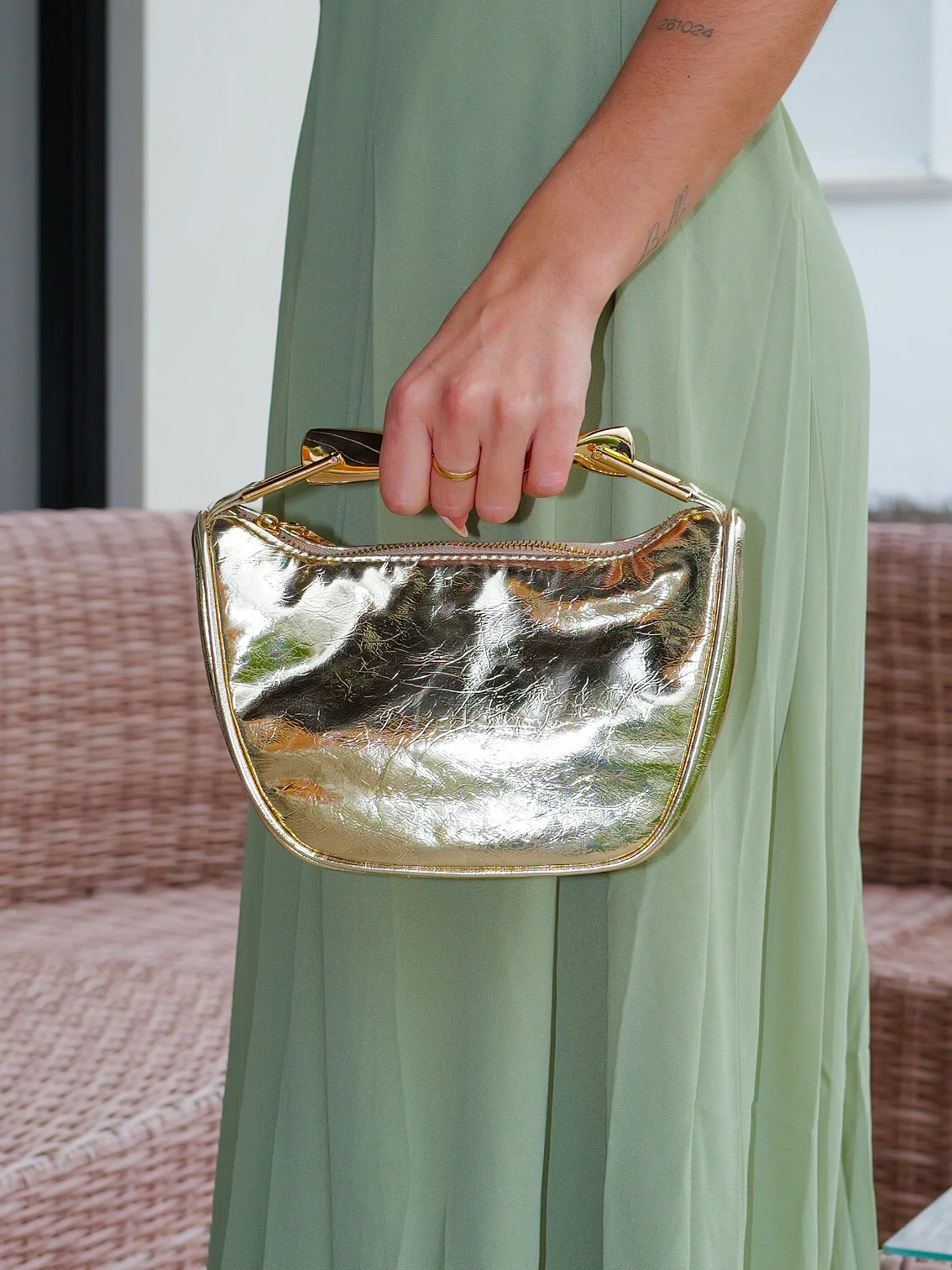 Clutch semiluna dorado - Image 4
