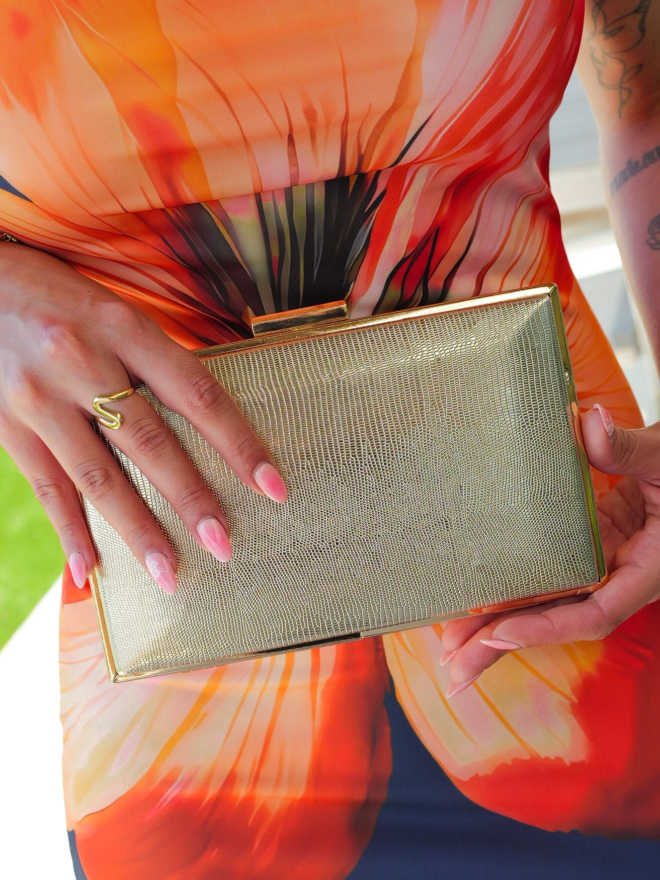 Clutch textura dorado - Image 3