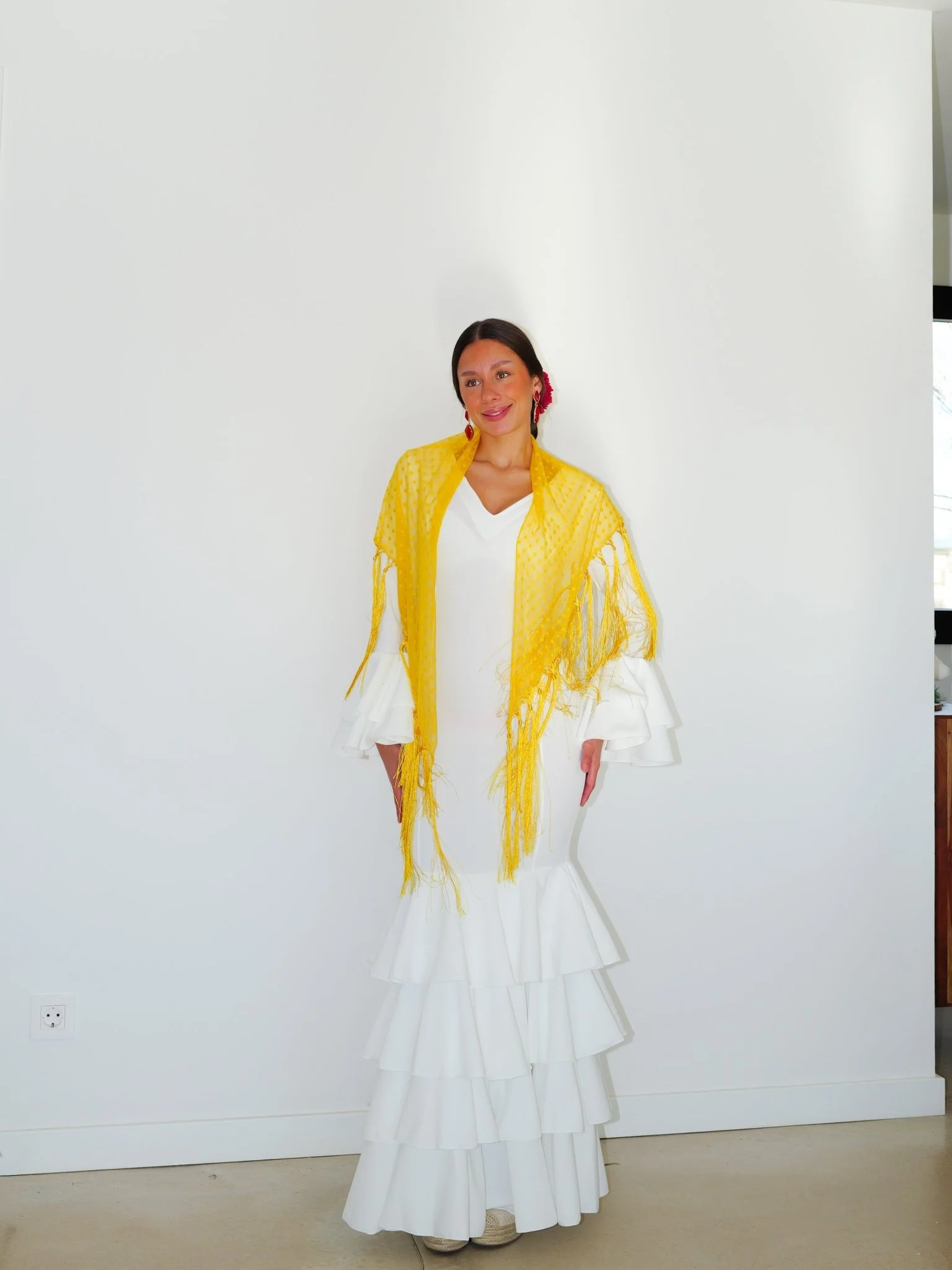 Mantón flamenca topos amarillo - Image 3