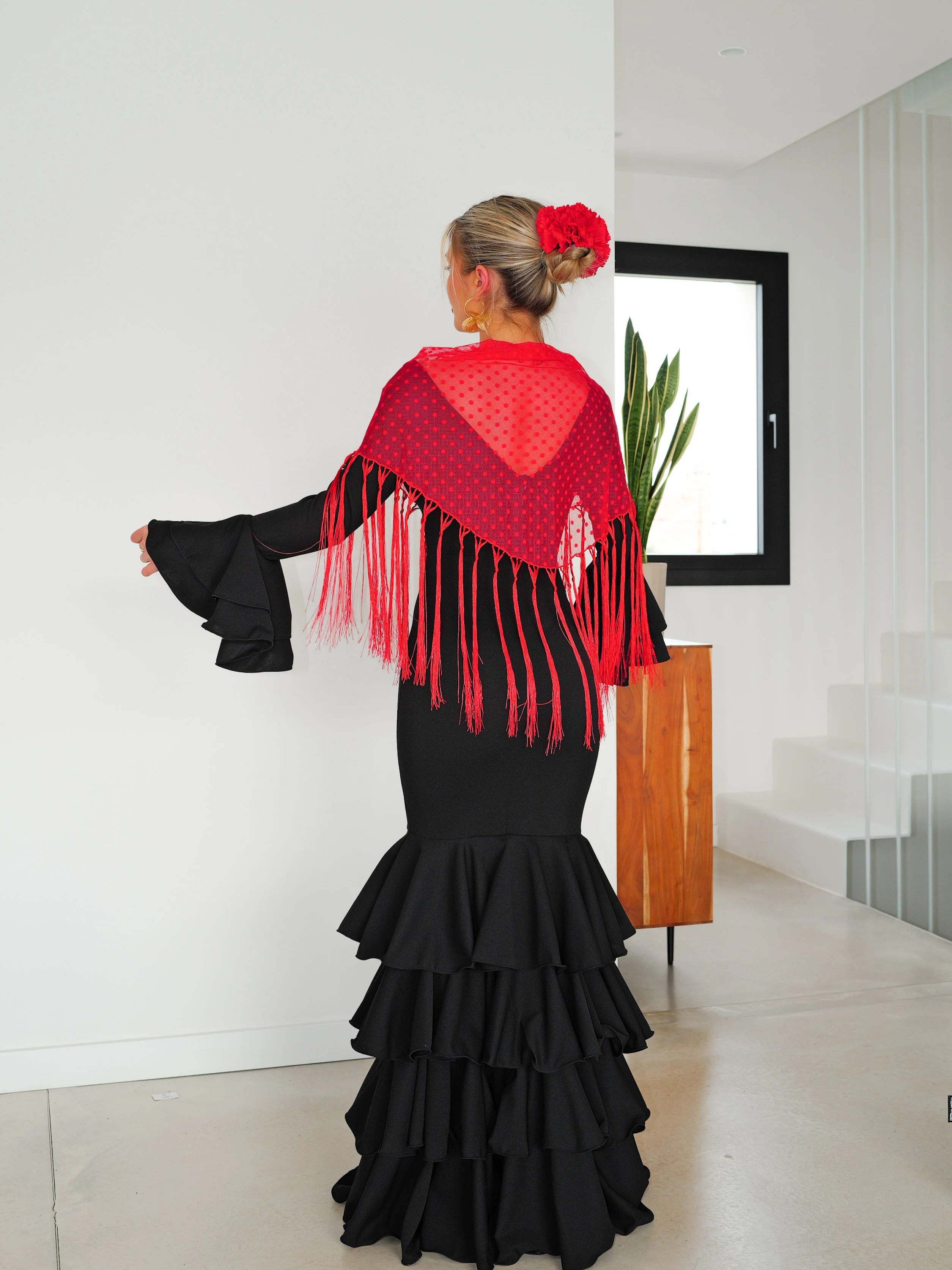 Mantón flamenca topos rojo - Image 4