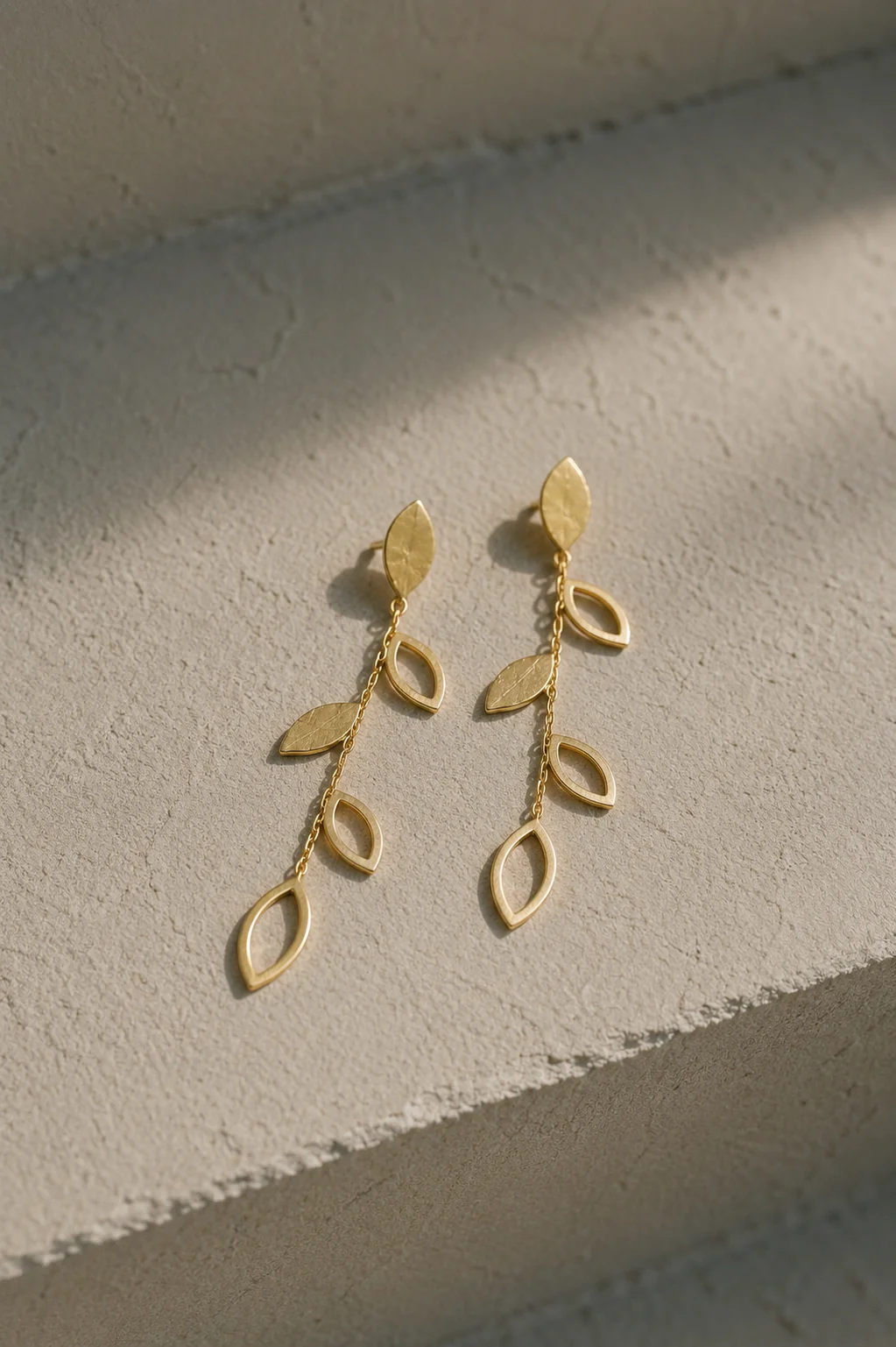 Pendientes cadena hojas doradas - Image 2