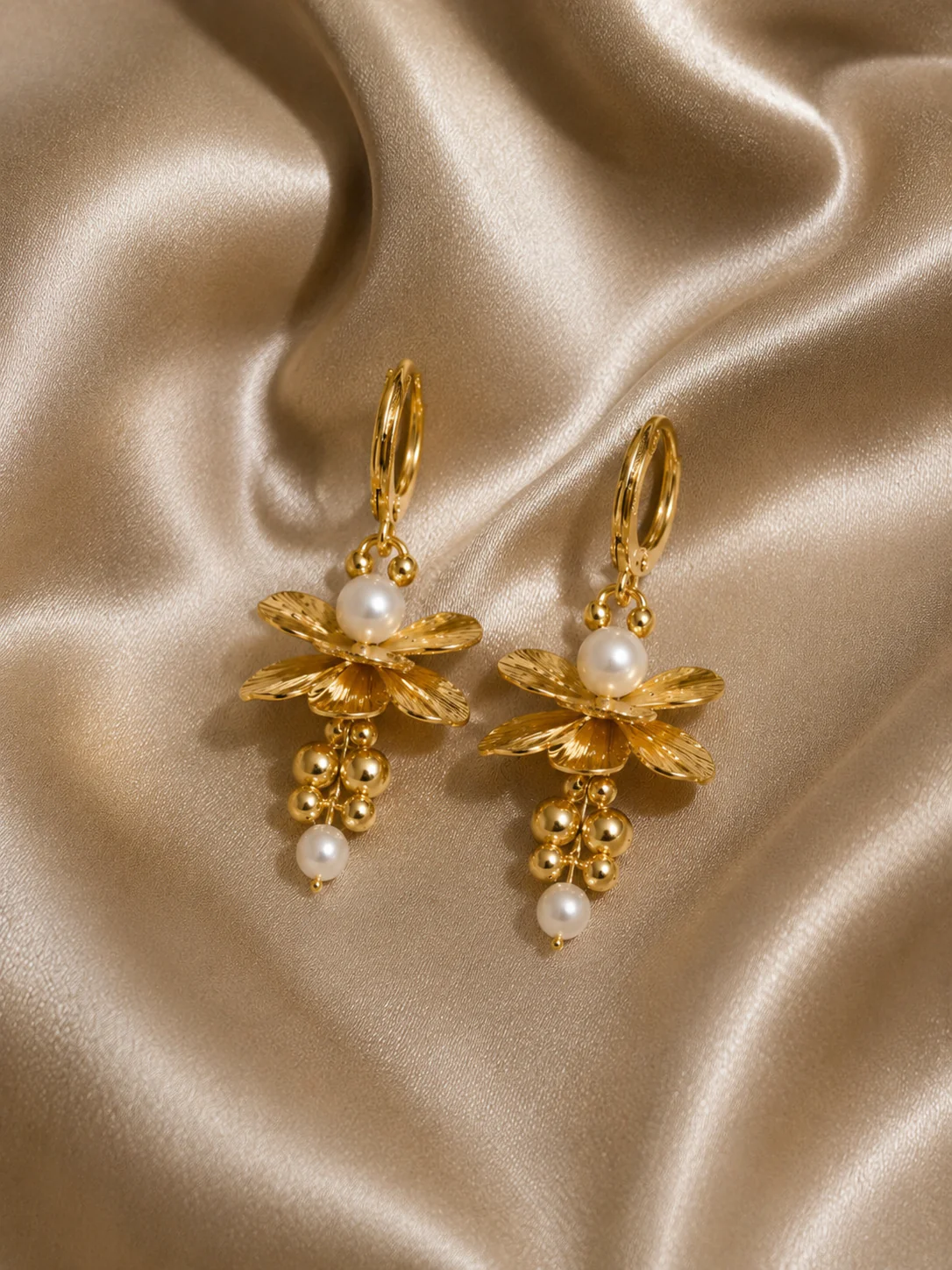 Pendientes flor perlas doradas