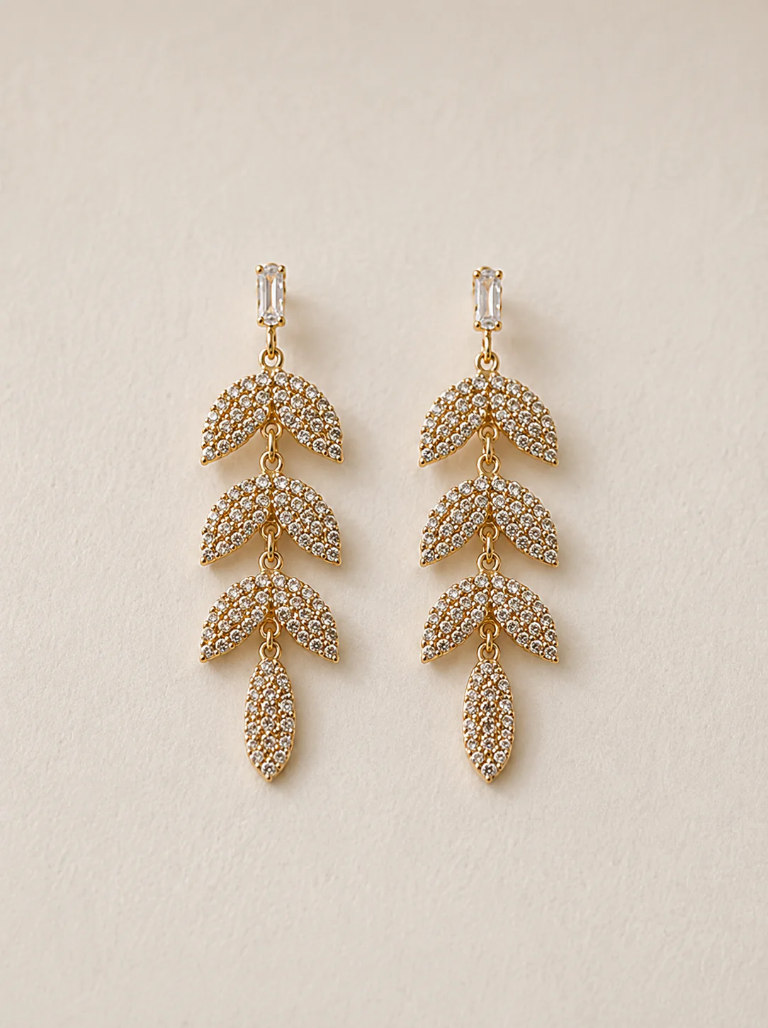 Pendientes hojas brillantes dorados
