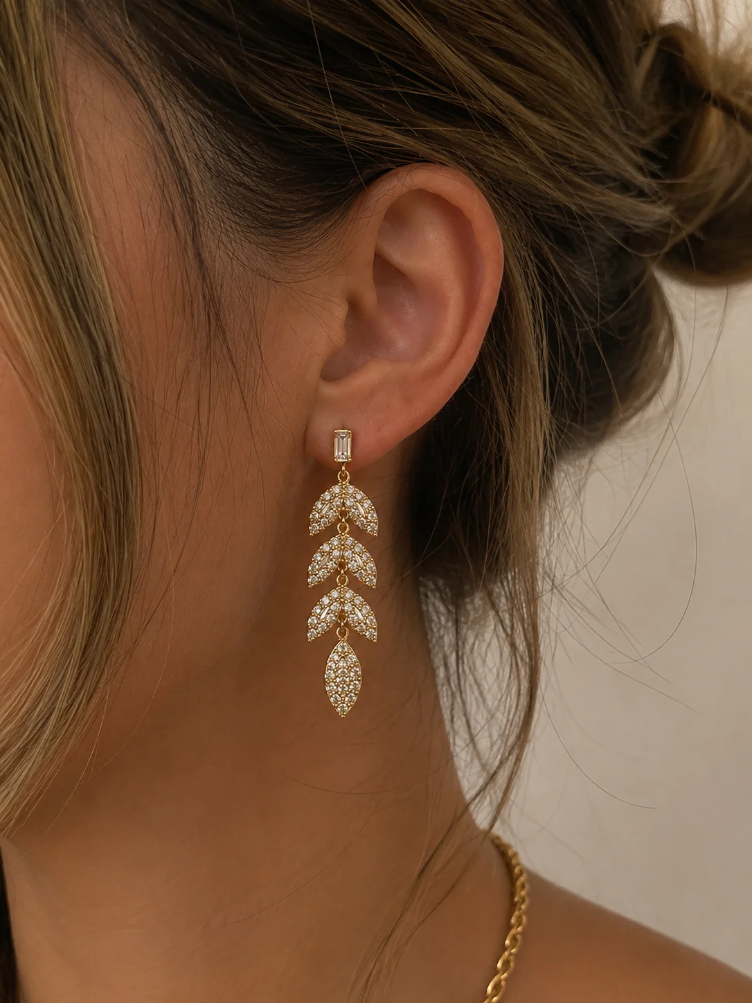 Pendientes hojas brillantes dorados - Image 2