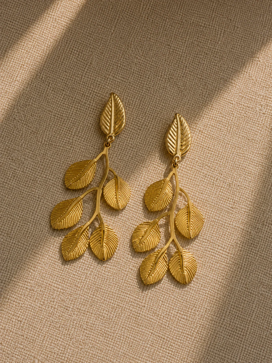 Pendientes hojas relieve dorados - Image 2