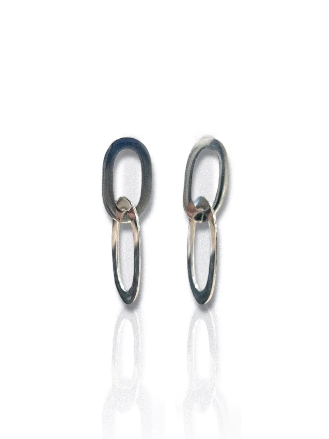 Pendientes óvalo entrelazado plateado - Image 3