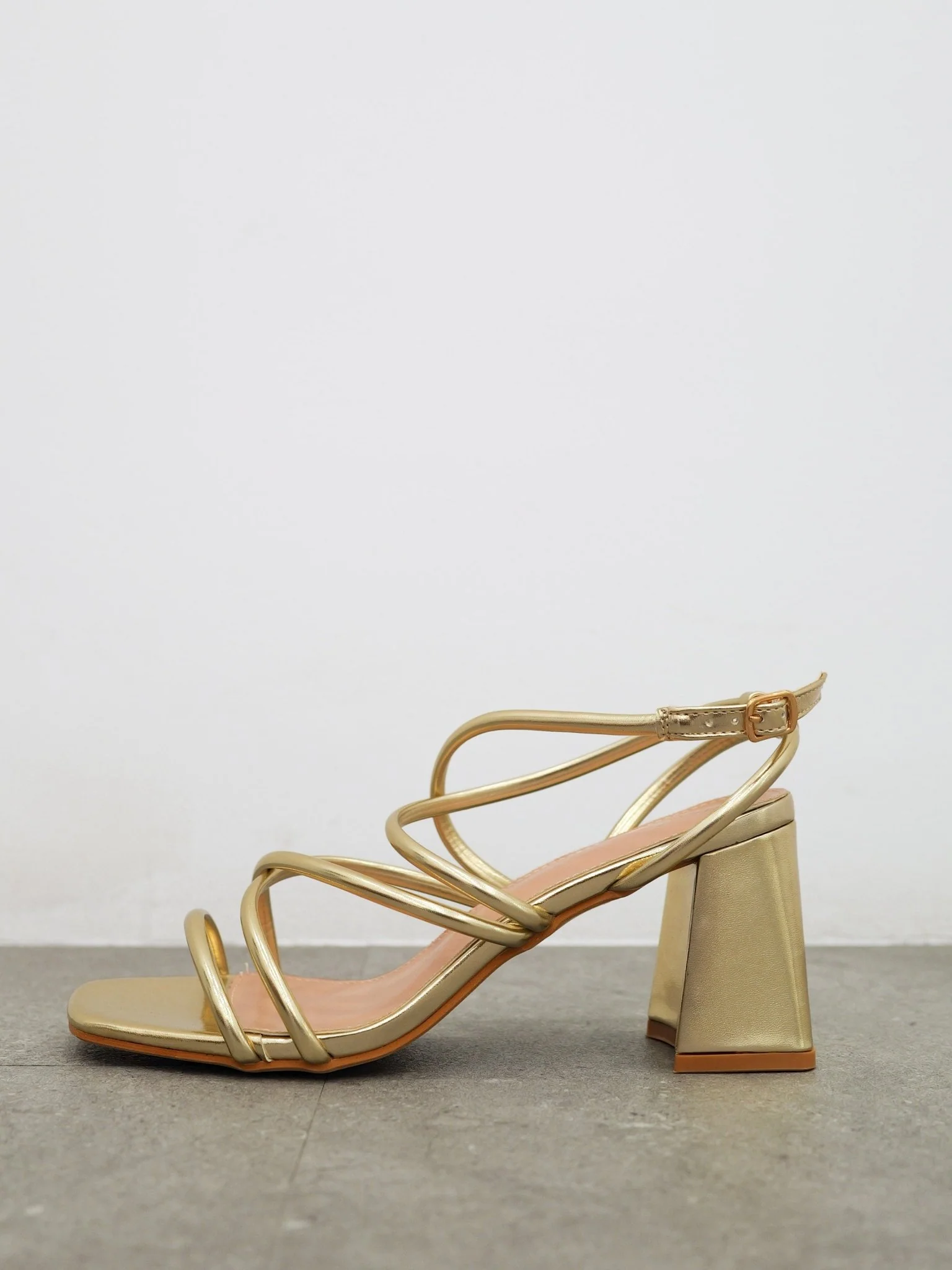 Sandalia baja entrelazado dorado - Image 3