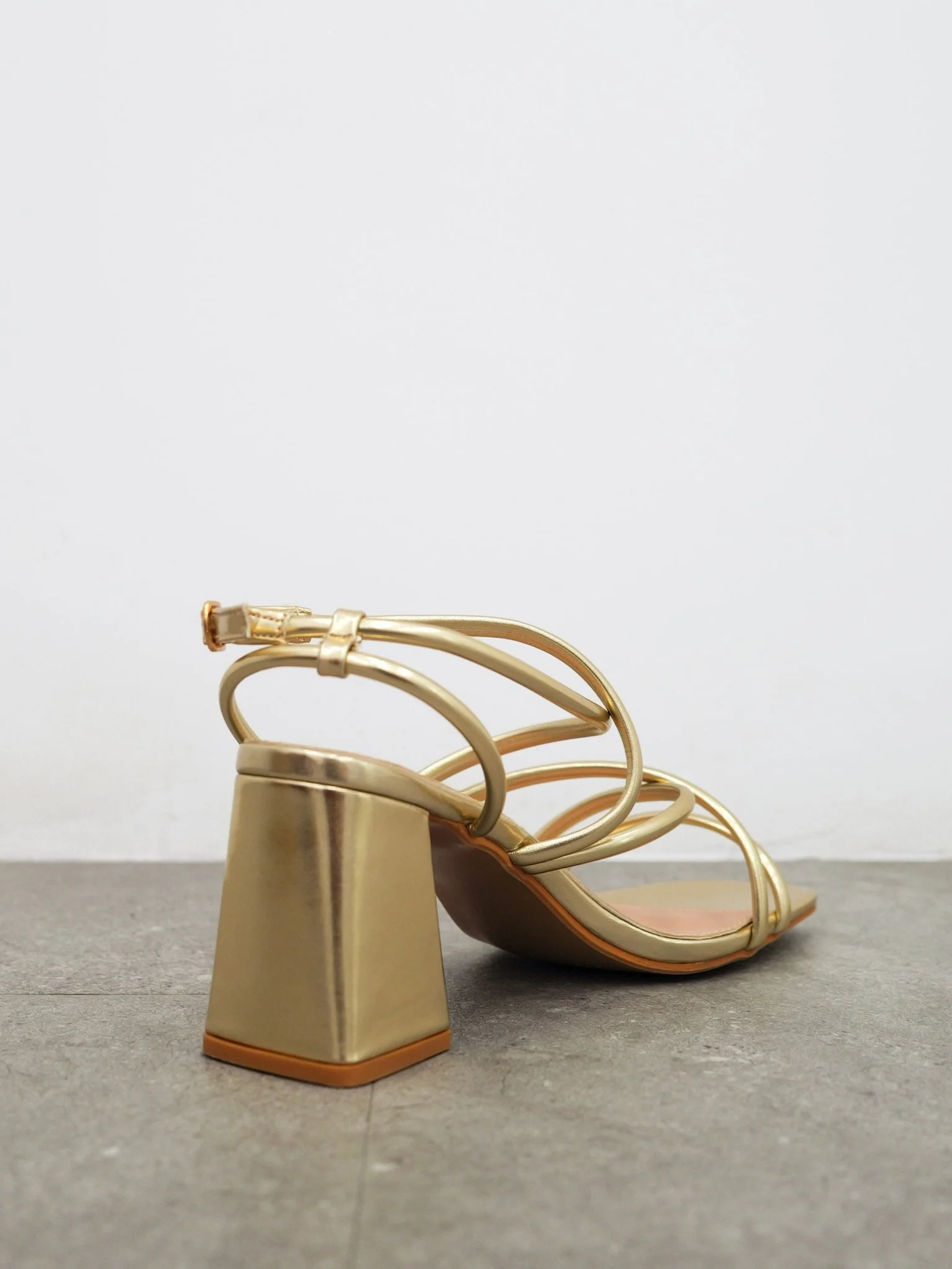 Sandalia baja entrelazado dorado - Image 7