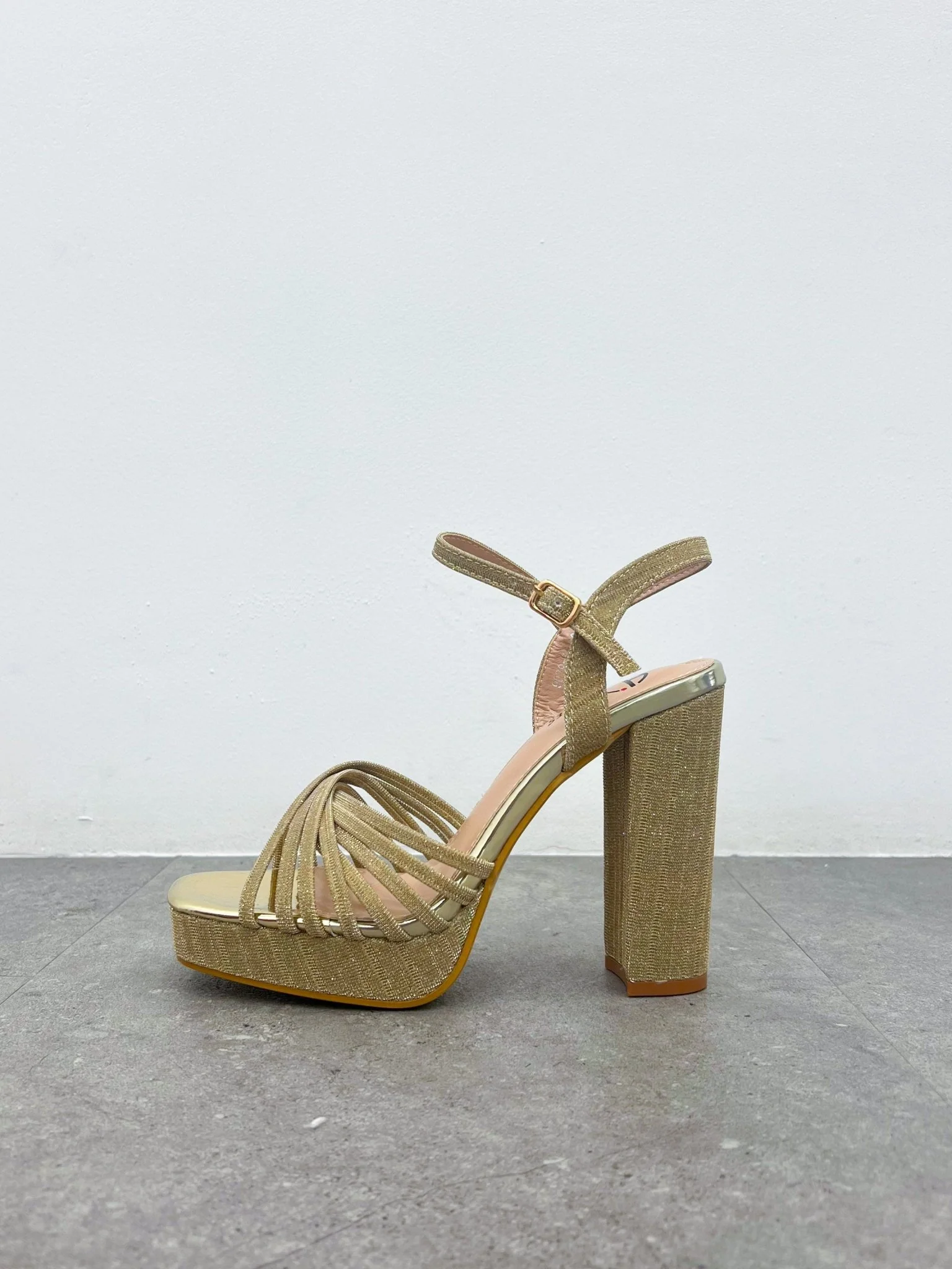 Sandalia entrelazado brillos dorado - Image 2