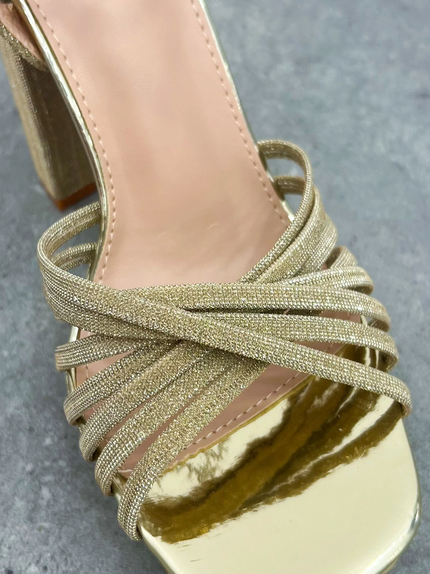Sandalia entrelazado brillos dorado - Image 6