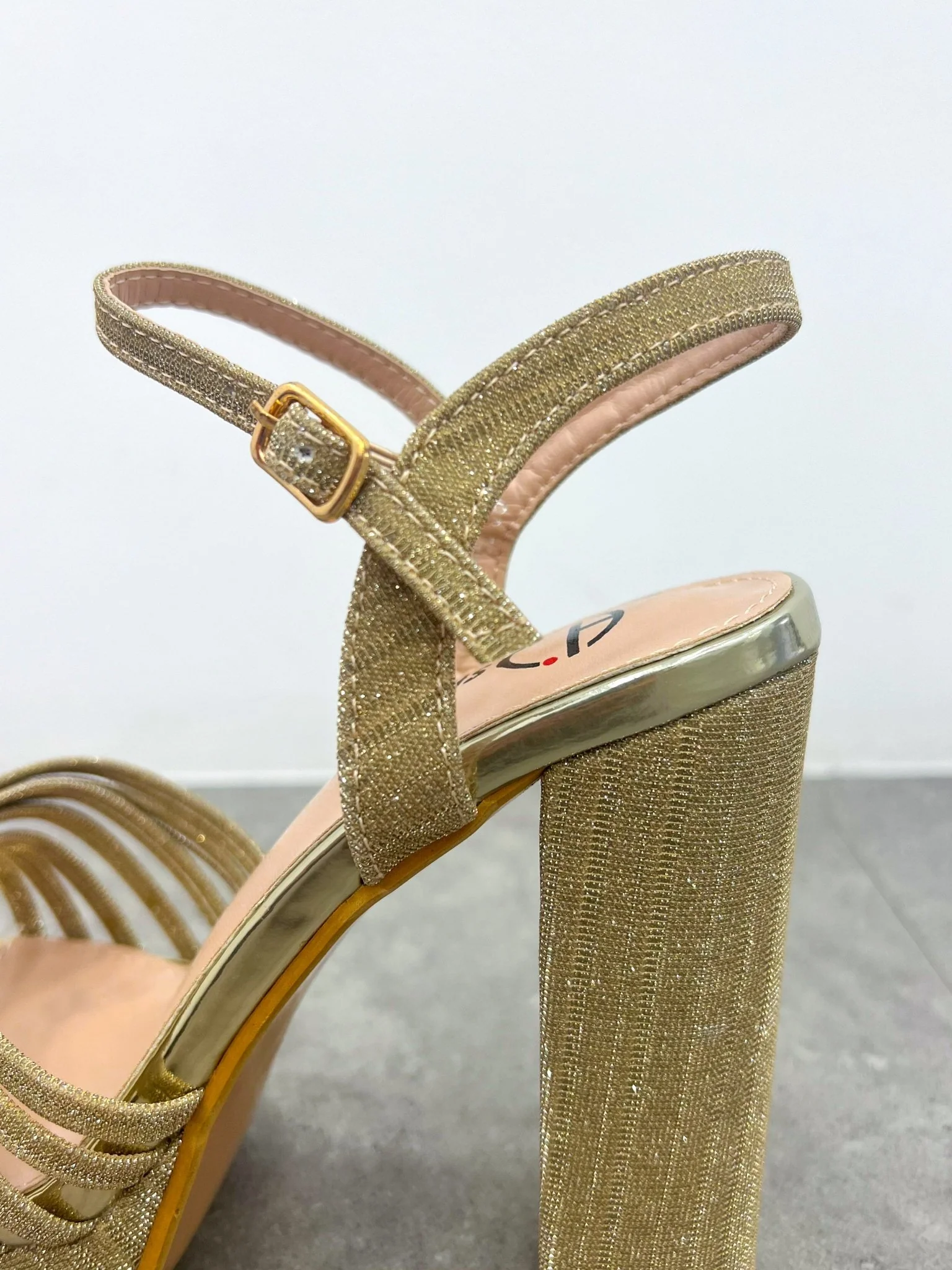 Sandalia entrelazado brillos dorado - Image 7