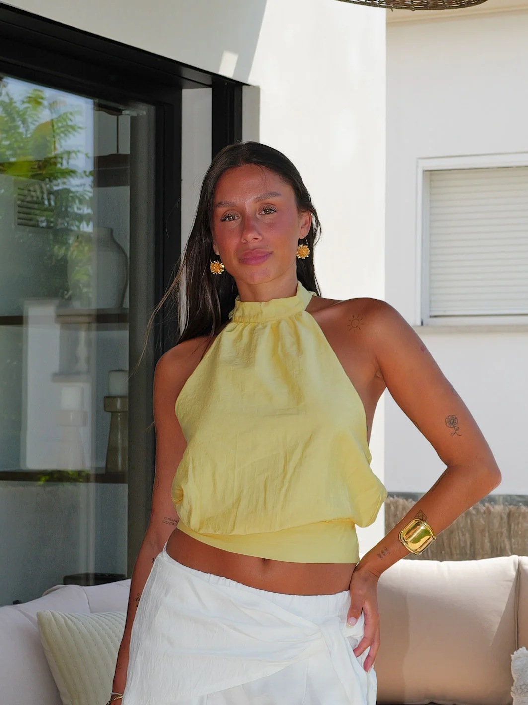 Top halter abullonado amarillo