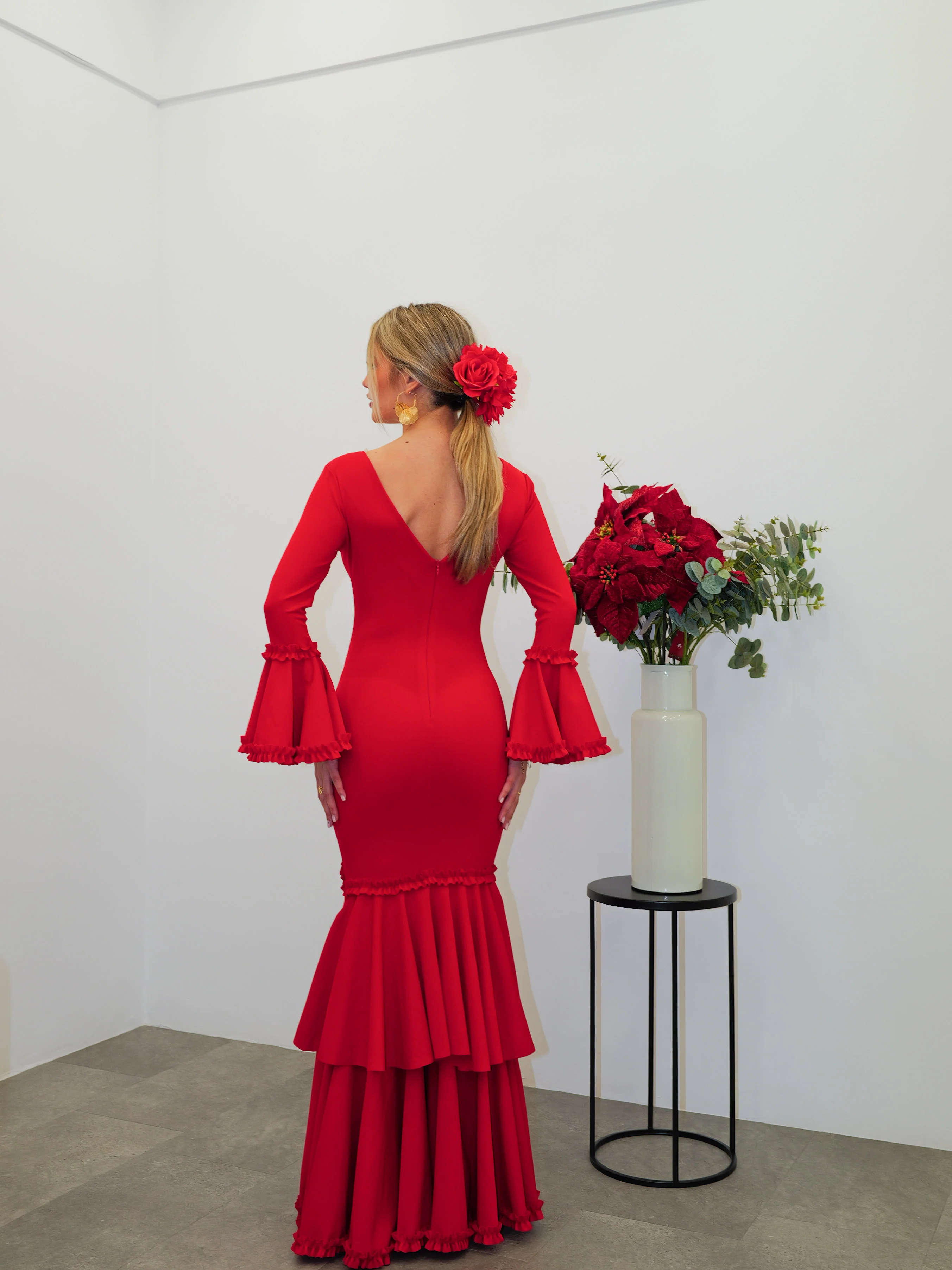 Traje flamenca asimétrico ribete rojo - Image 3