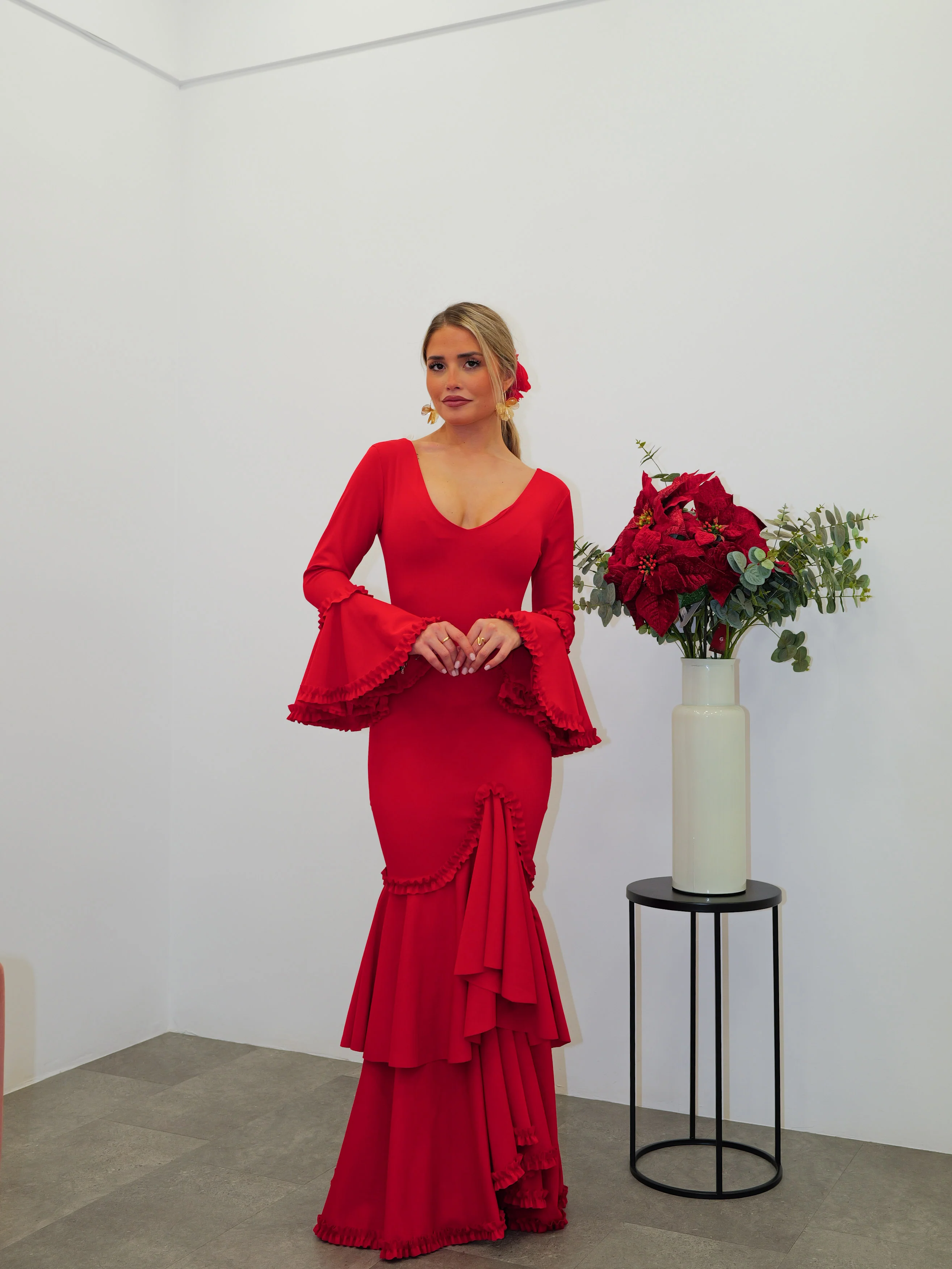 Traje flamenca asimétrico ribete rojo - Image 4