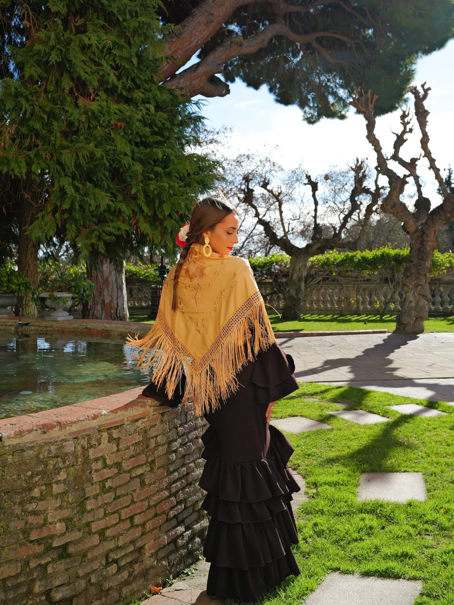 Traje flamenca asimetrico volantes marrón - Image 2