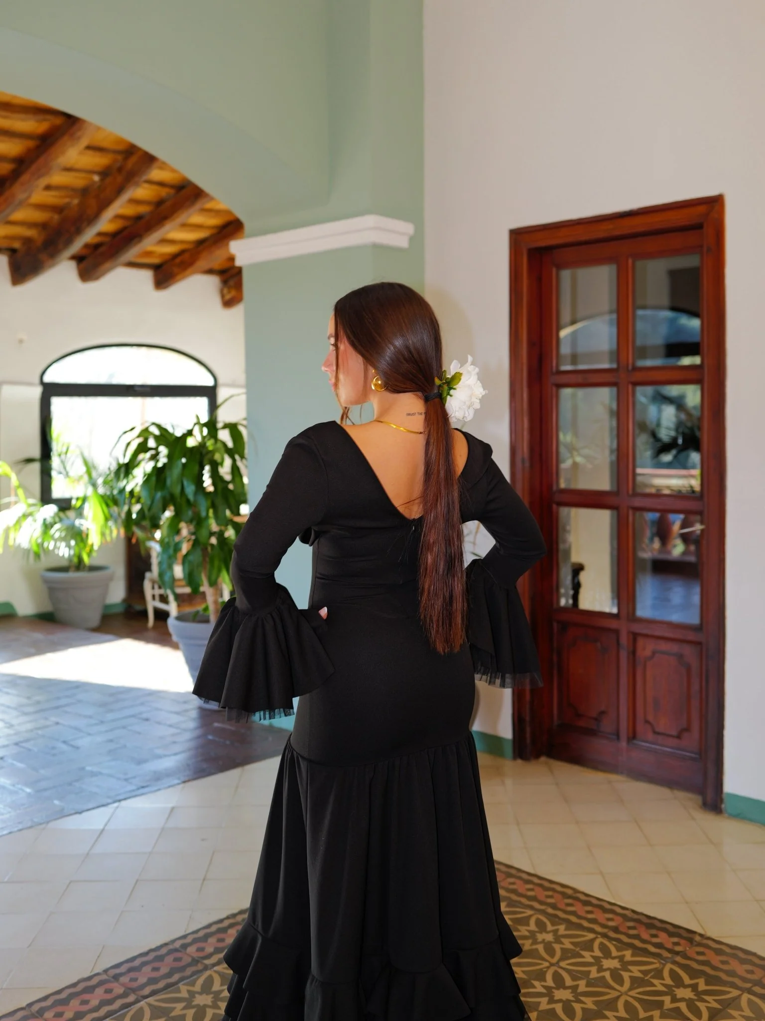 Traje flamenca escote pico negro - Image 3