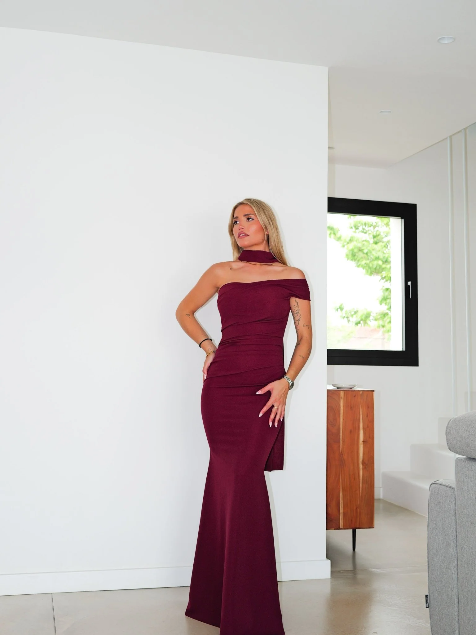 Vestido choker frunce asimétrico burdeos