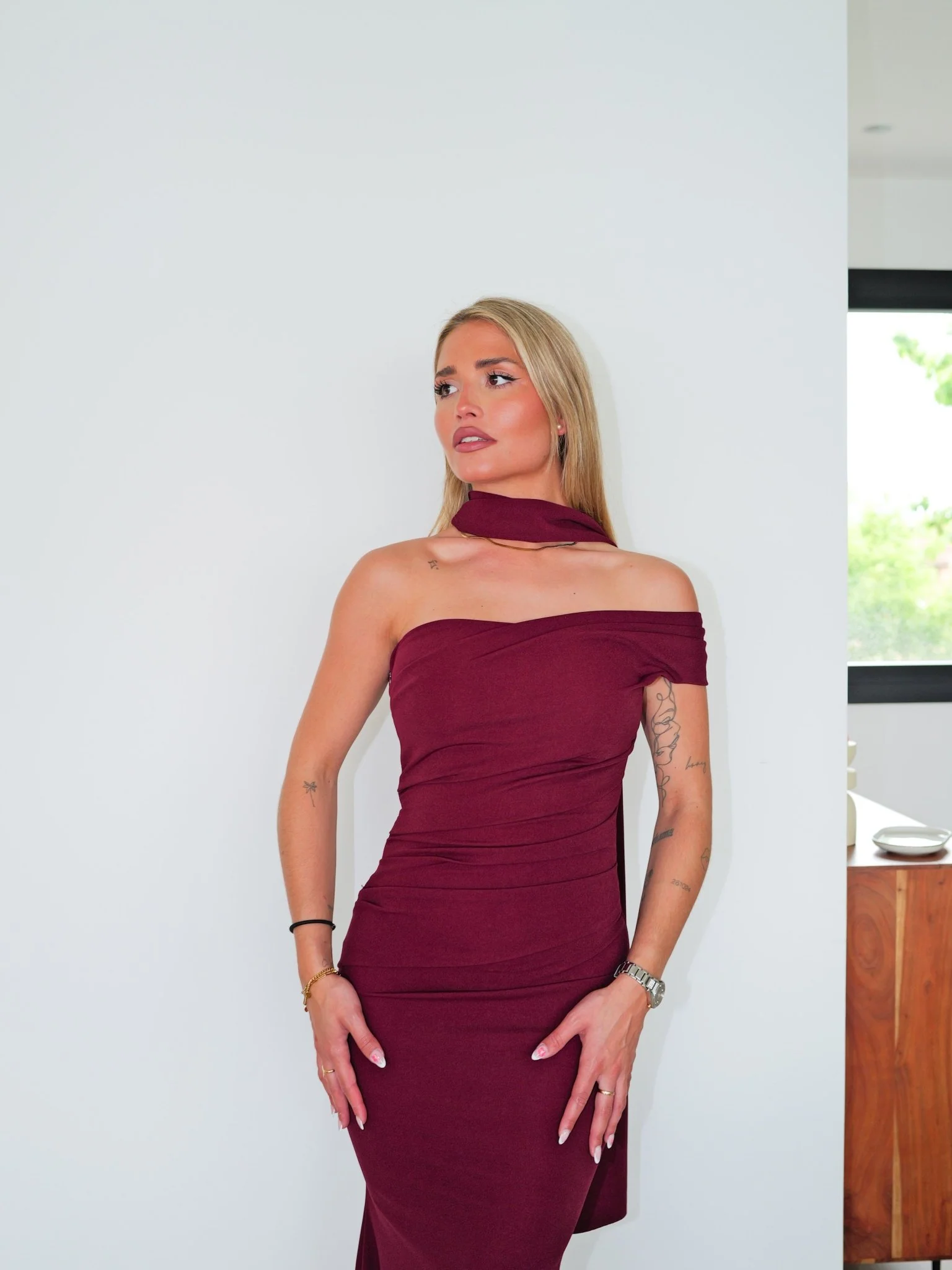 Vestido choker frunce asimétrico burdeos - Image 6