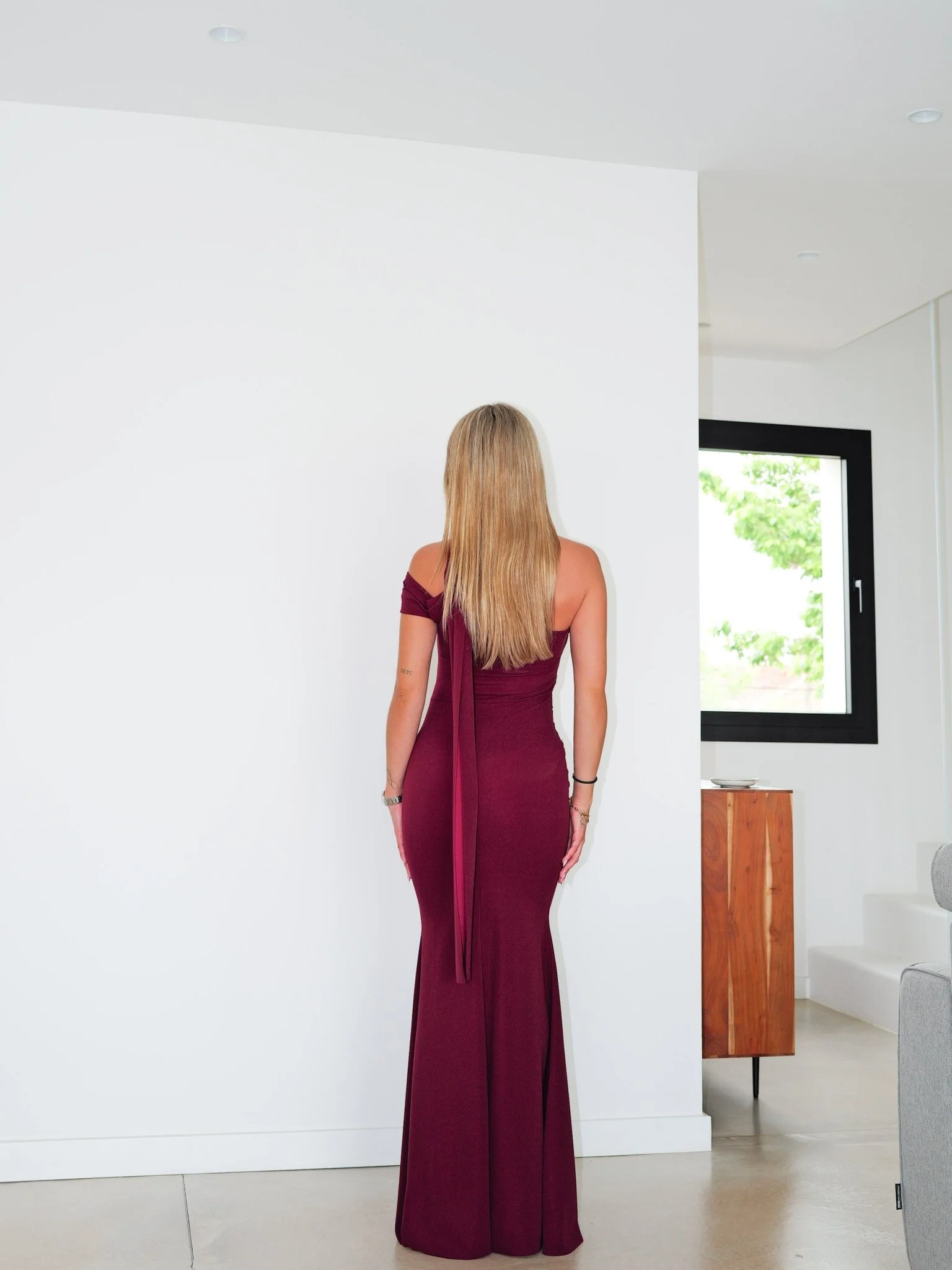Vestido choker frunce asimétrico burdeos - Image 8