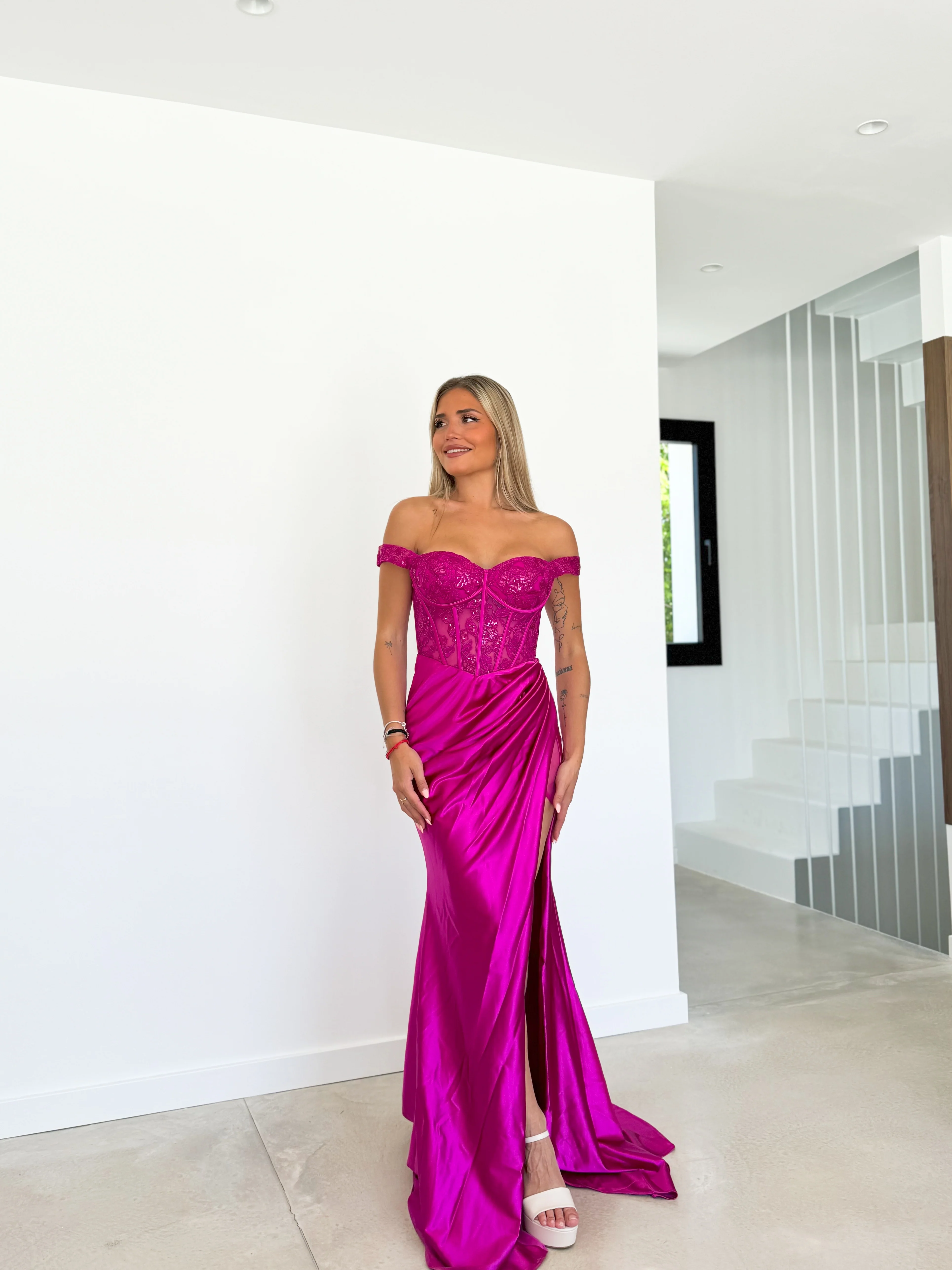Vestido encaje manguitos satinado fucsia