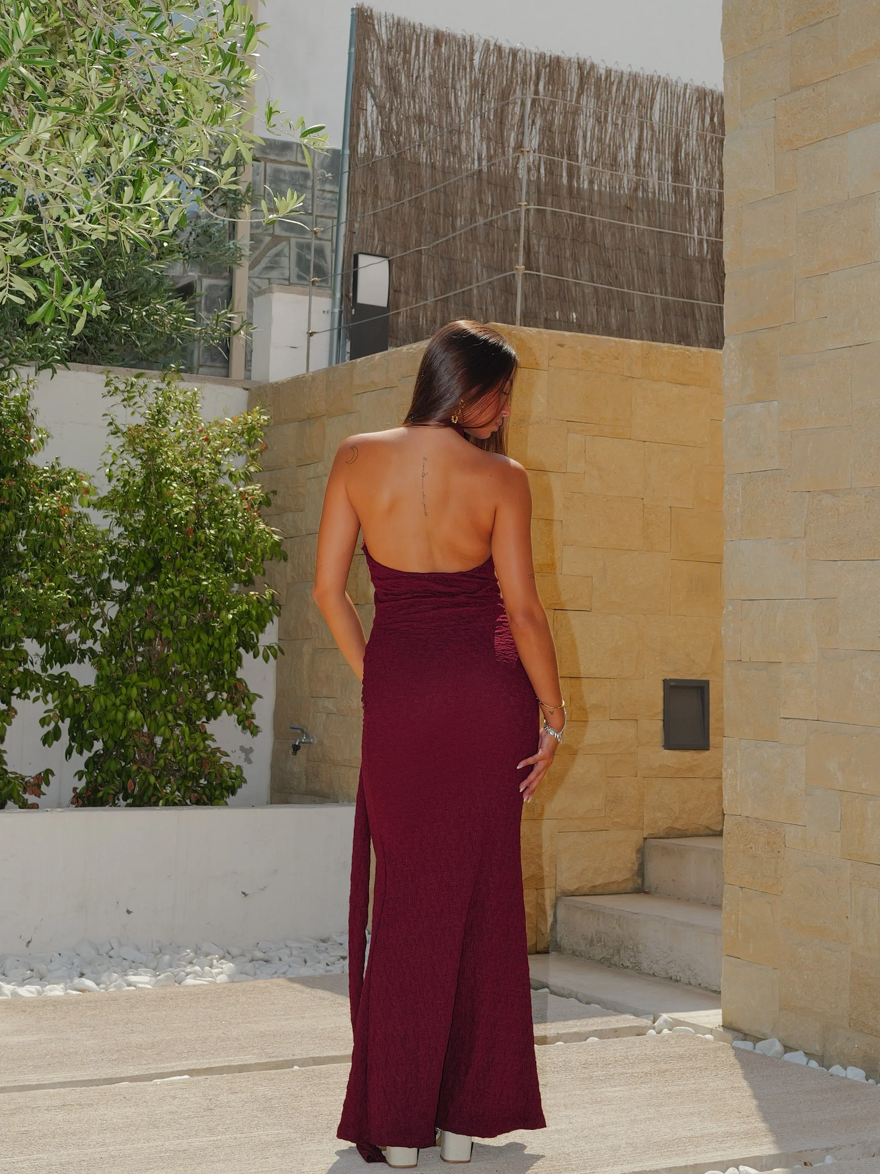 Vestido halter textura nudo burdeos - Image 3