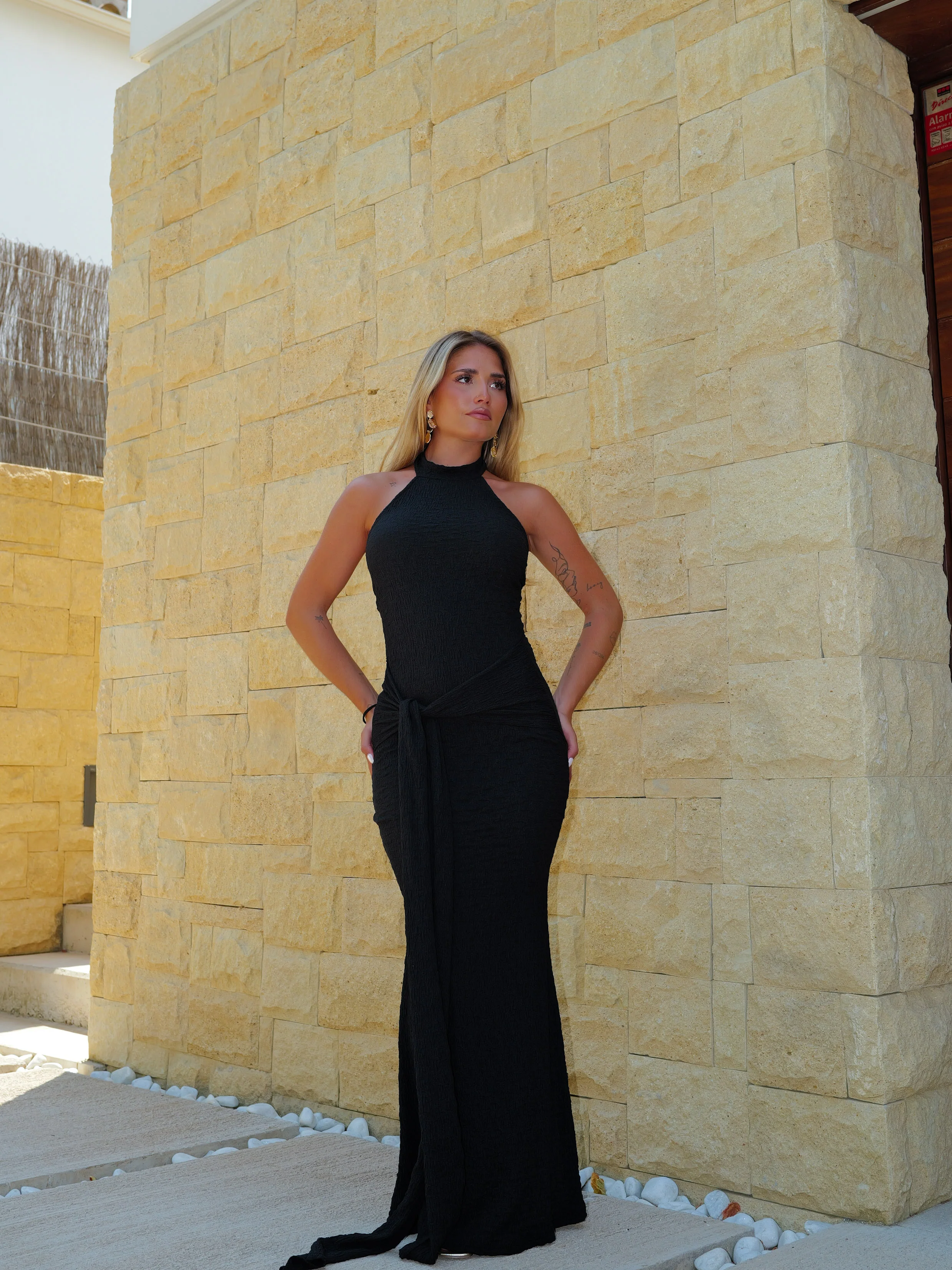 Vestido halter textura nudo negro - Image 4