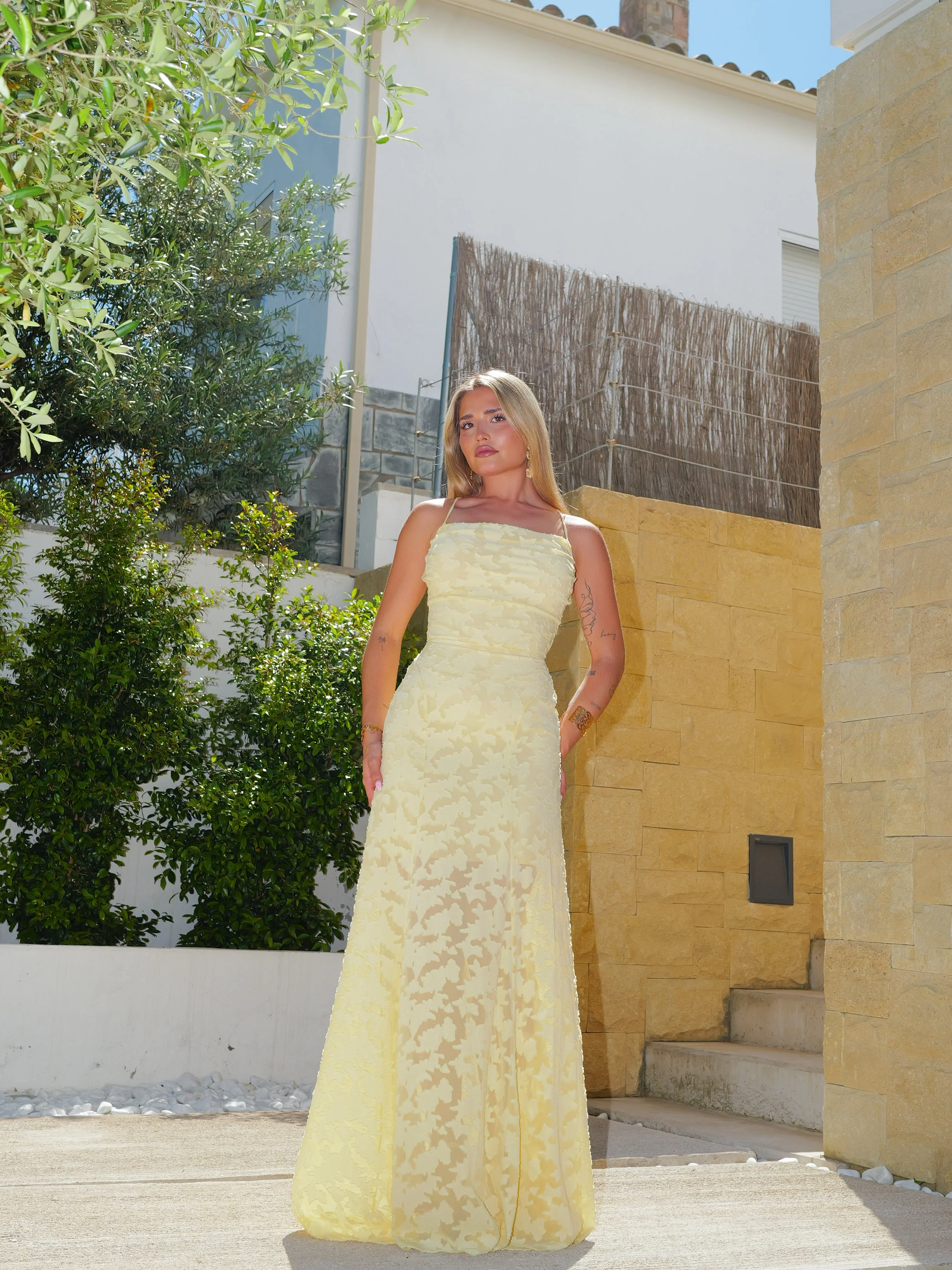 Vestido largo cascada relieves amarillo - Image 2
