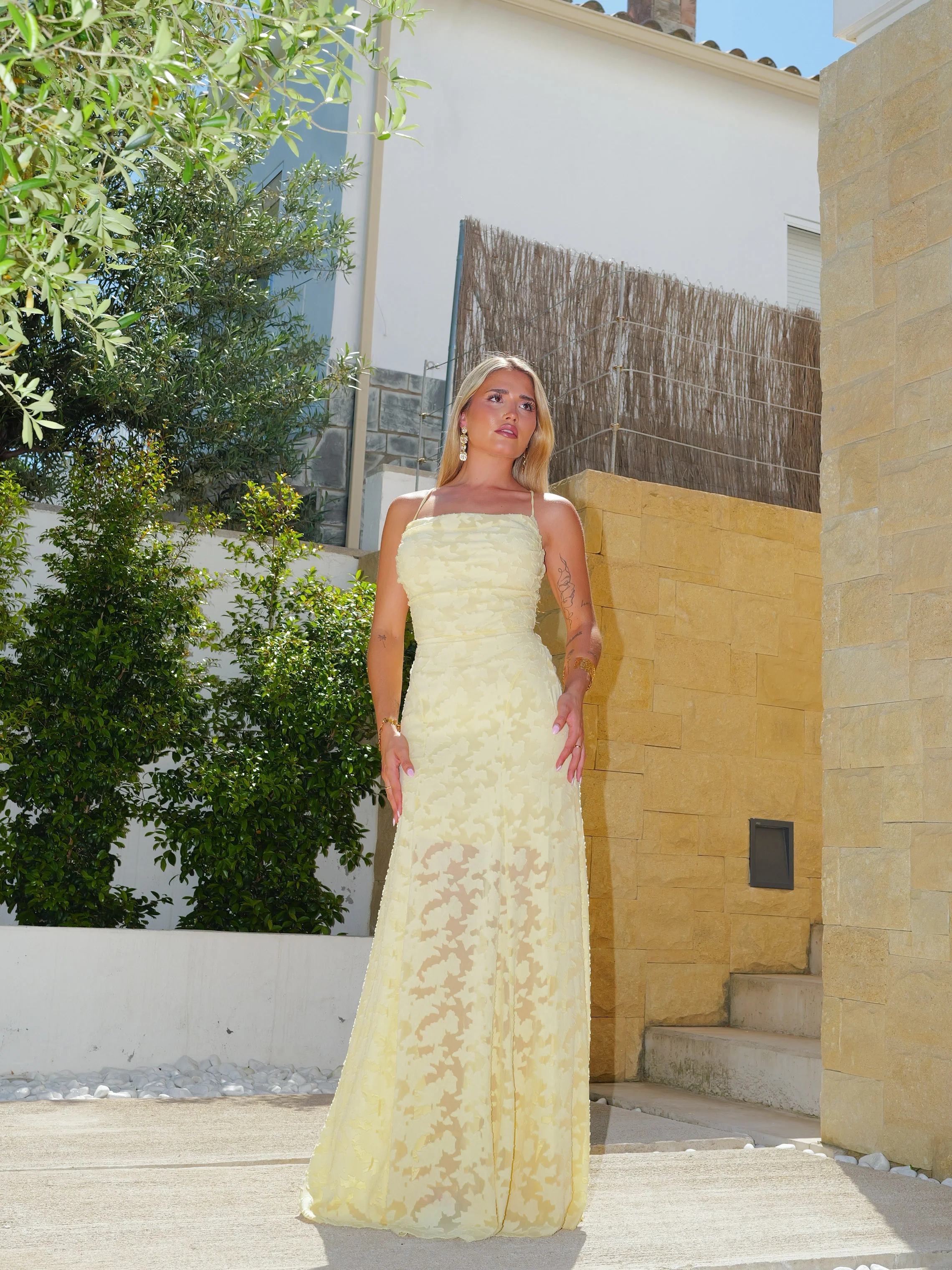Vestido largo cascada relieves amarillo - Image 5