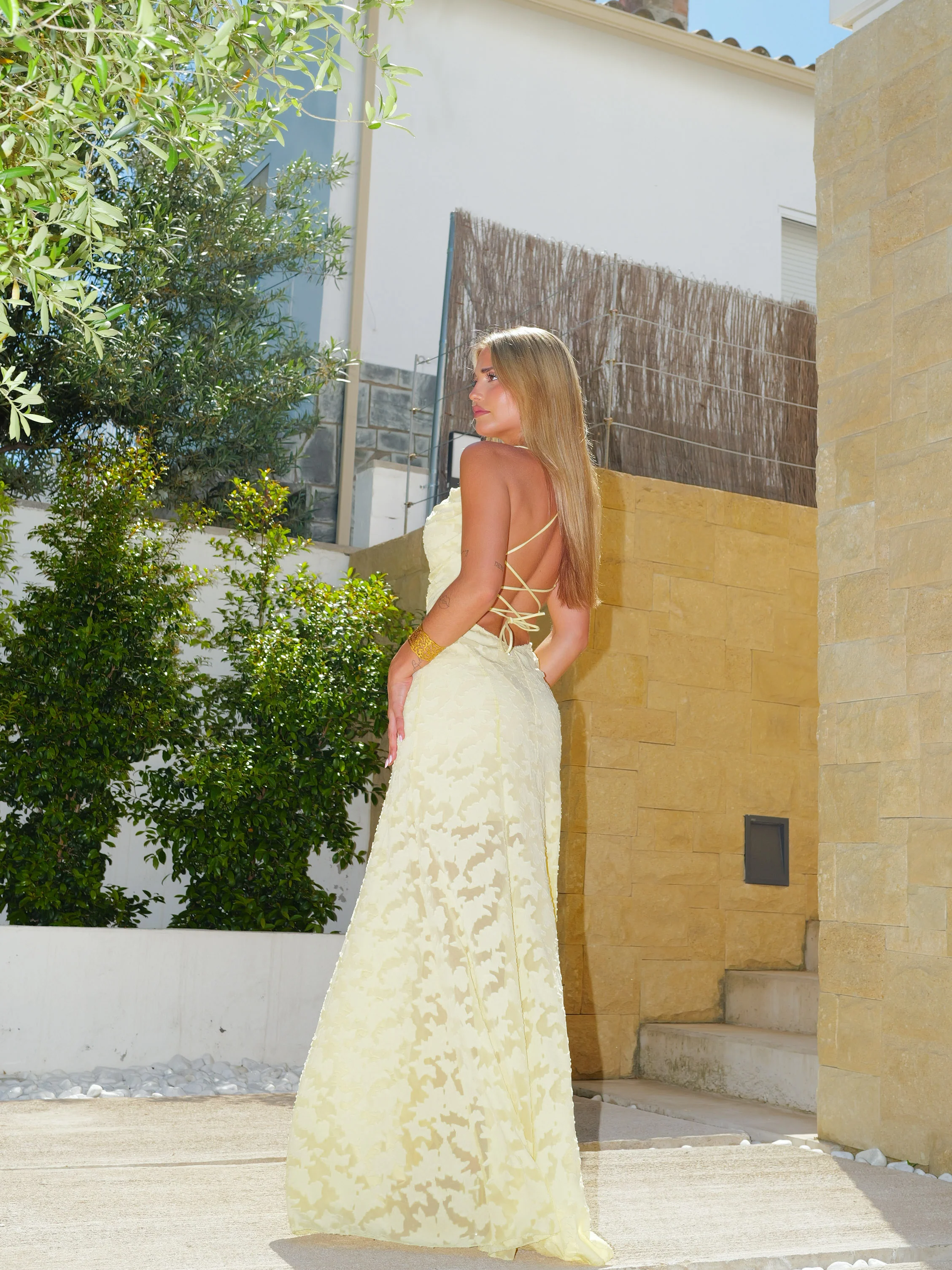 Vestido largo cascada relieves amarillo - Image 7