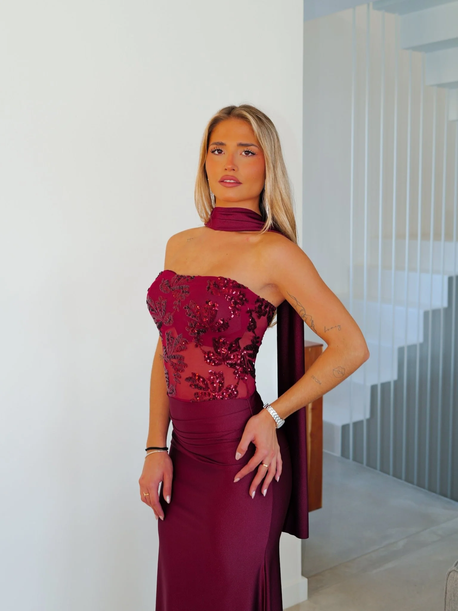 Vestido largo detalles choker palabra burdeos - Image 9