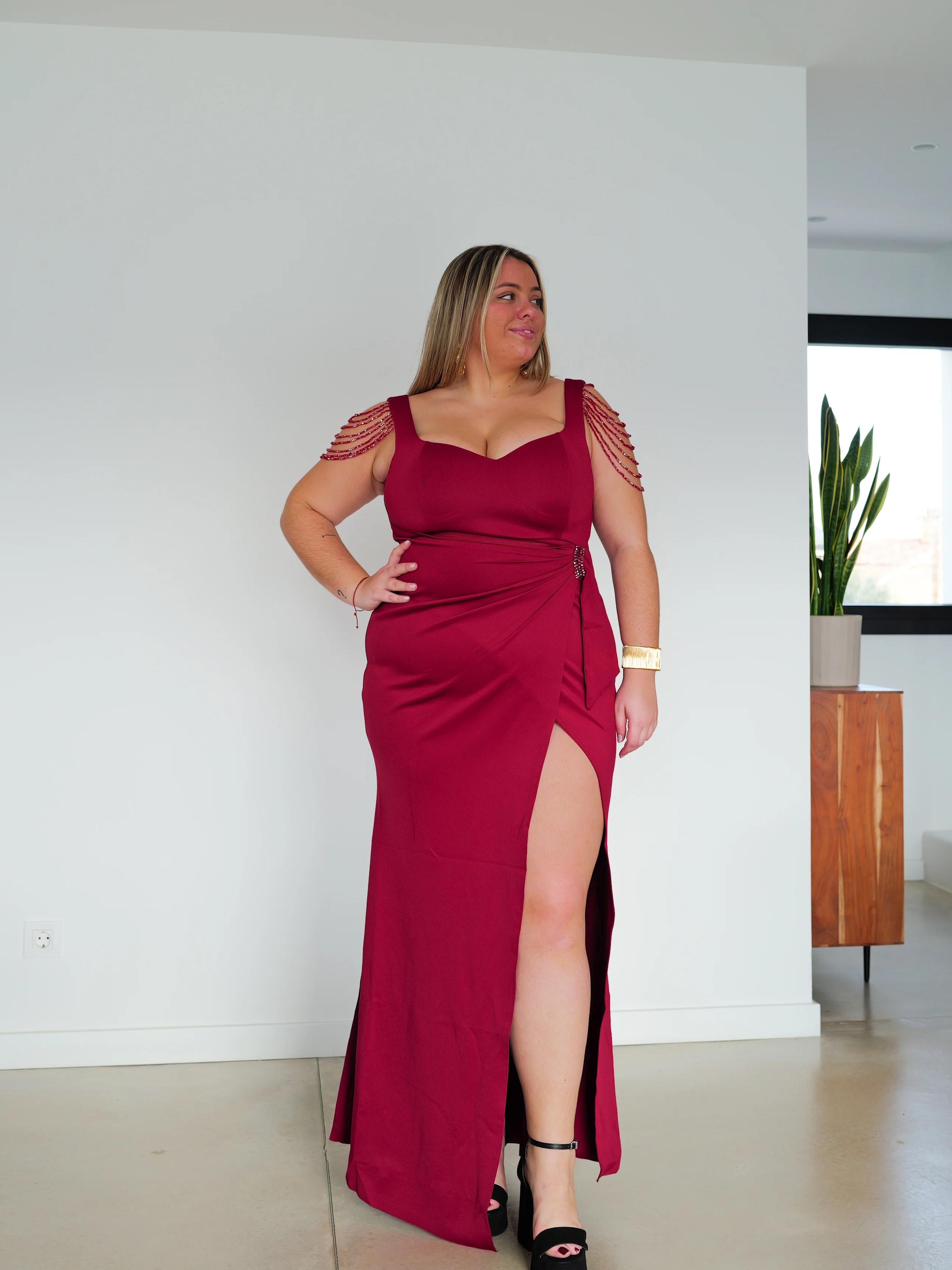 Vestido largo detalles hombros burdeos - Image 3
