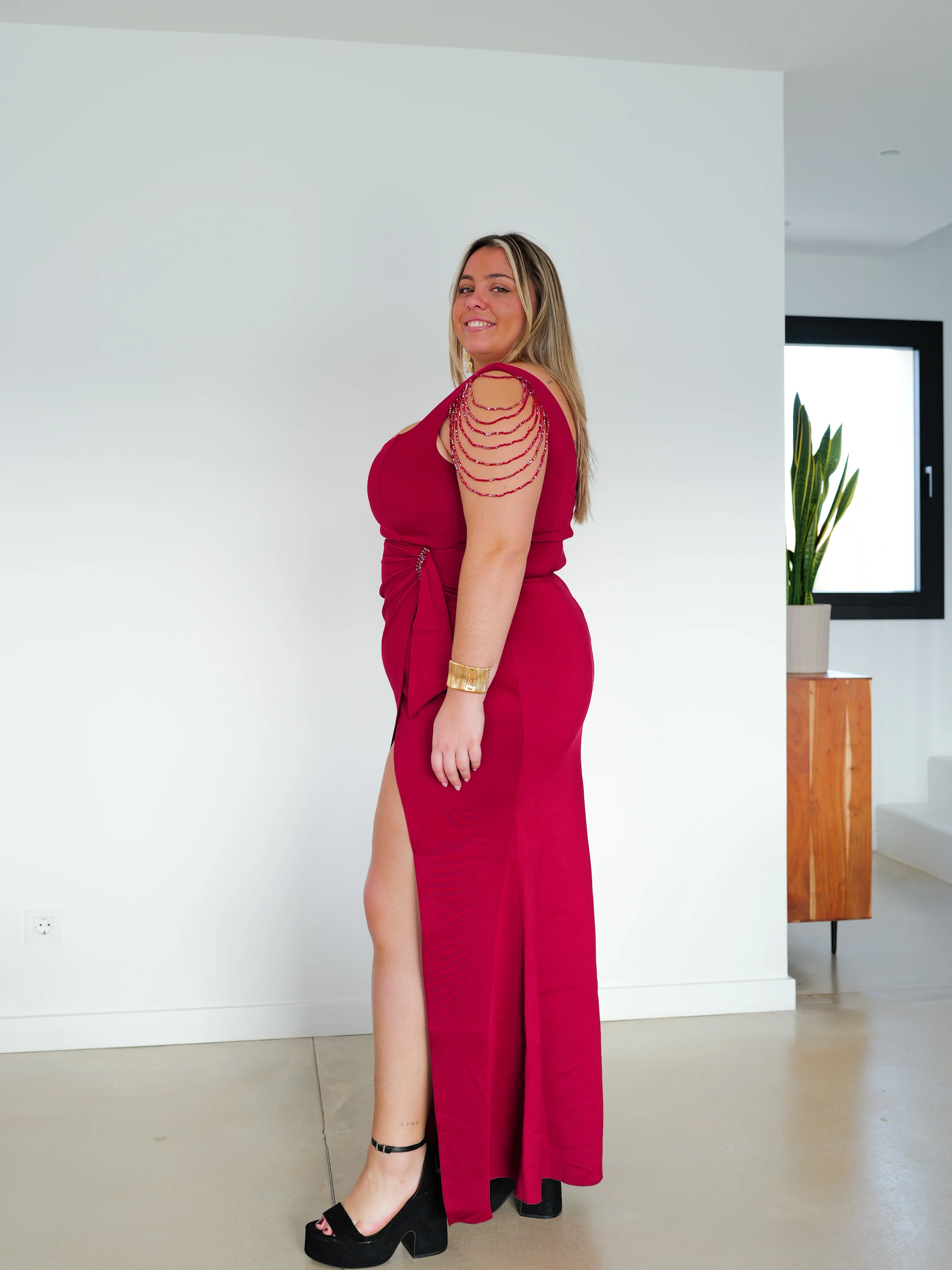 Vestido largo detalles hombros burdeos - Image 4