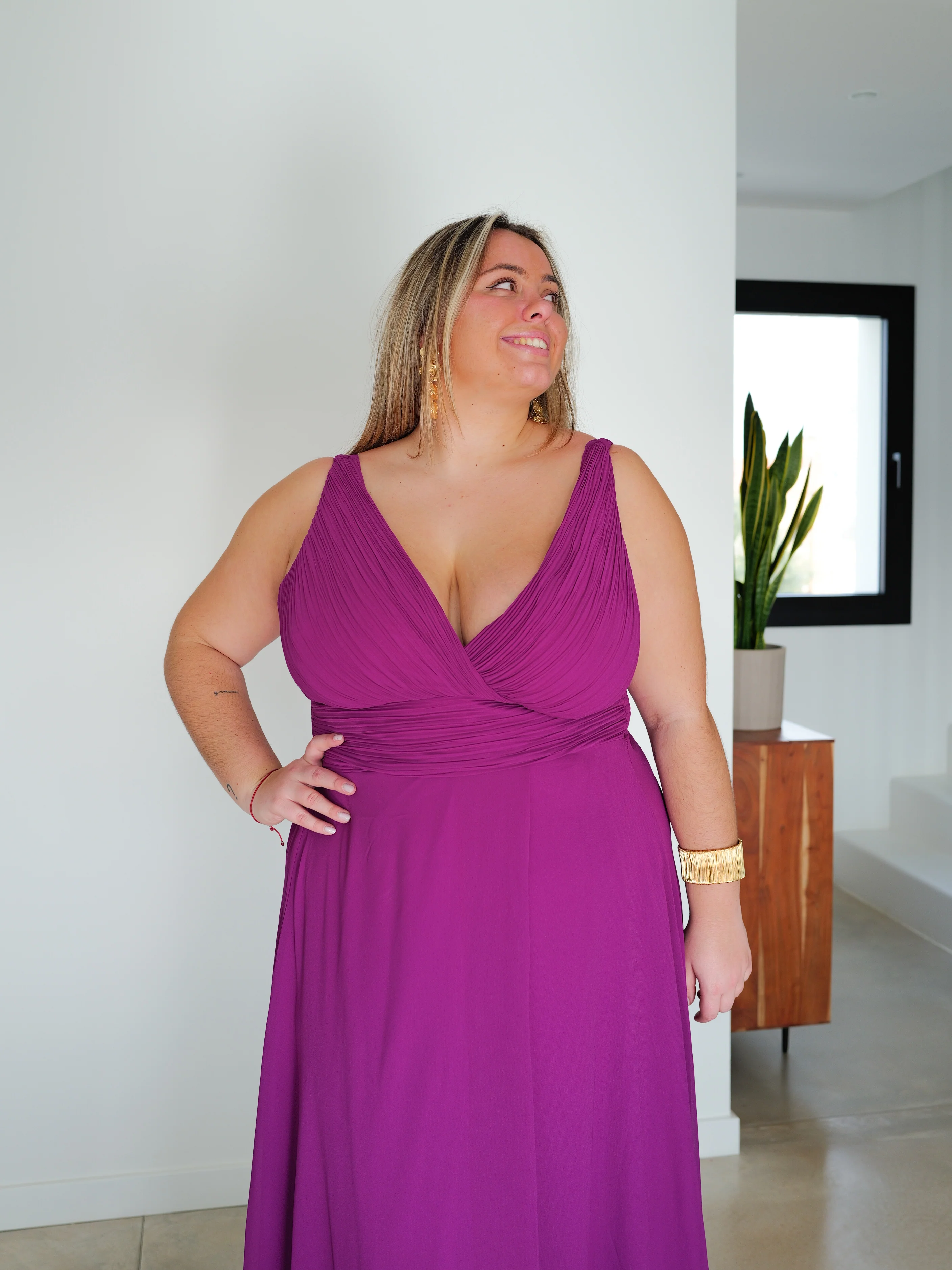 Vestido largo escote pico drapeado amarena - Image 6