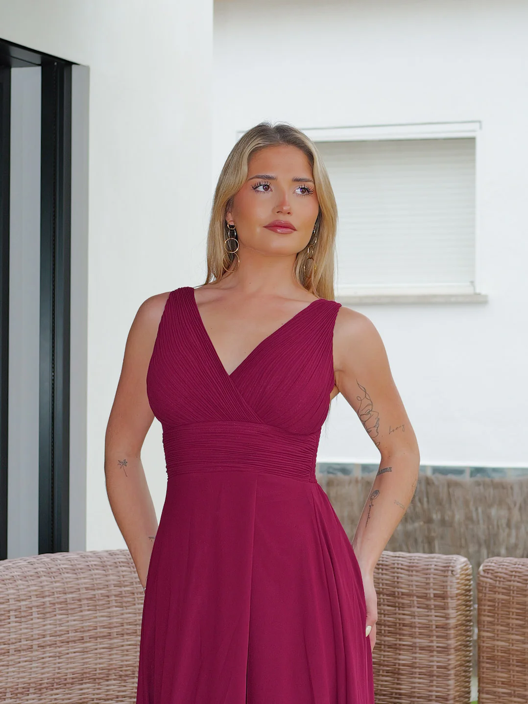 Vestido largo escote pico drapeado burdeos - Image 6