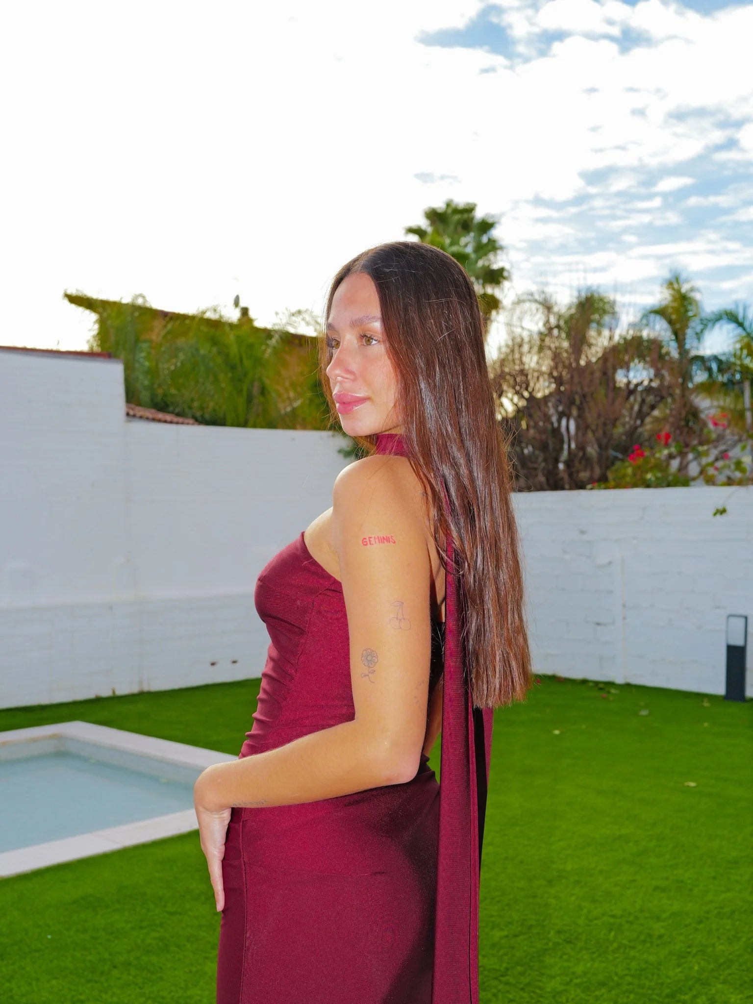 Vestido largo frunce palabra choker burdeos - Image 7