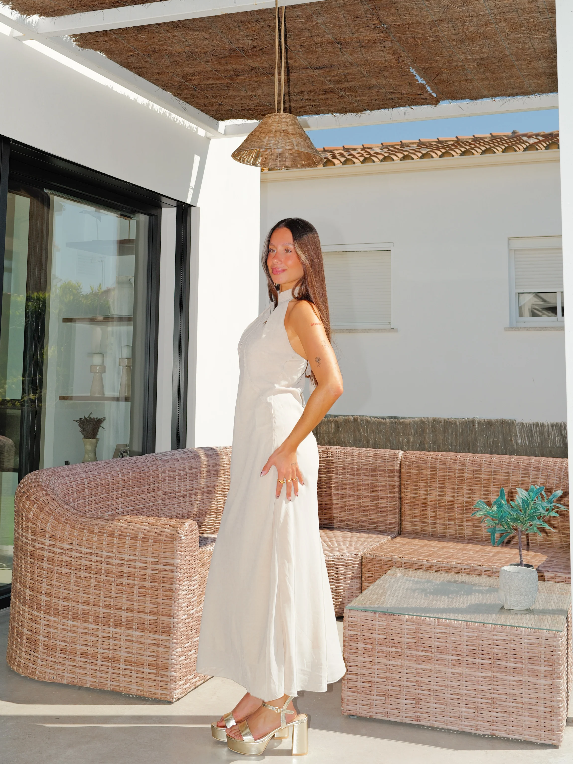 Vestido midi halter cruzado beige - Image 3