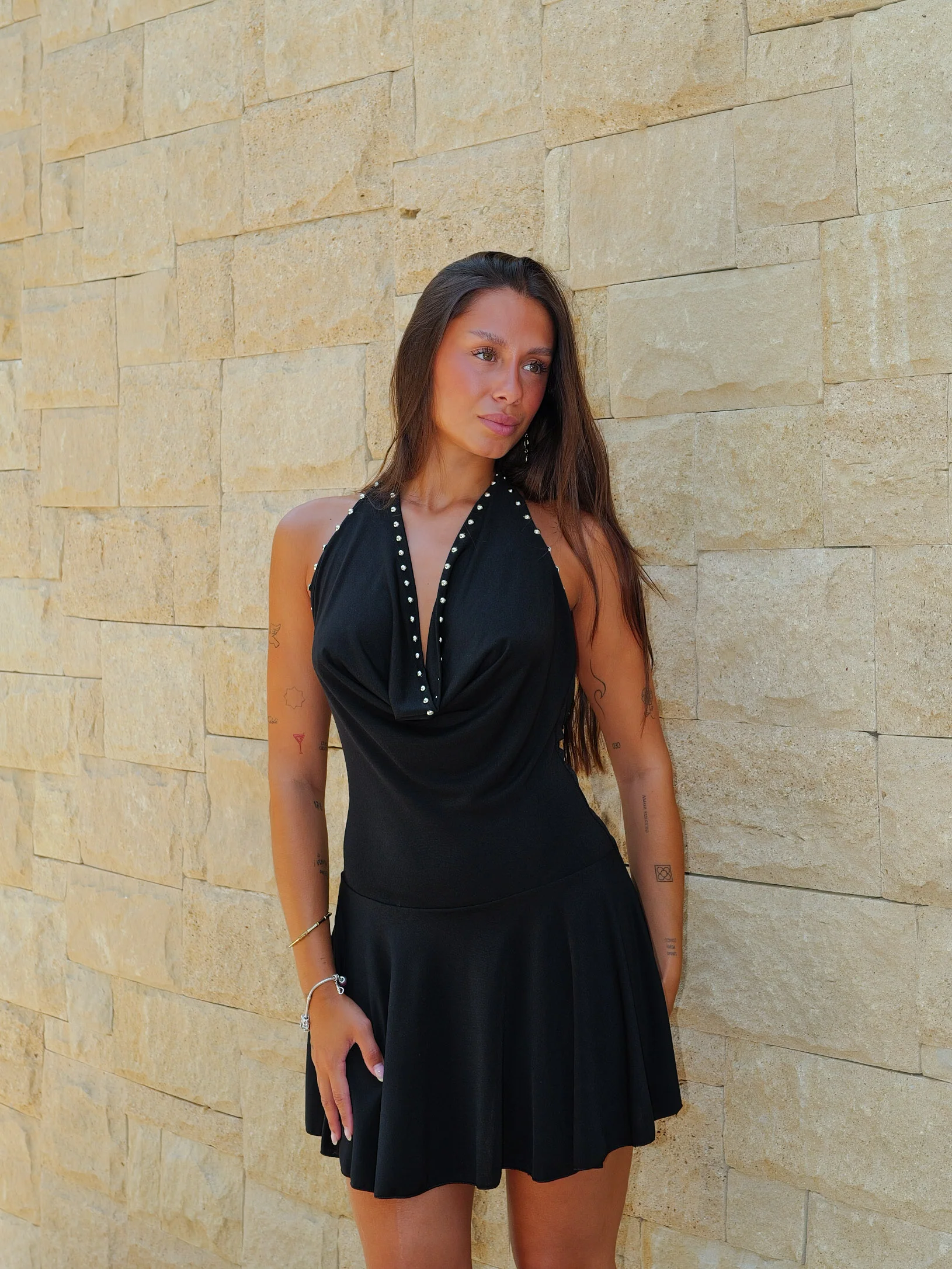 Vestido mini halter tachuelas negro