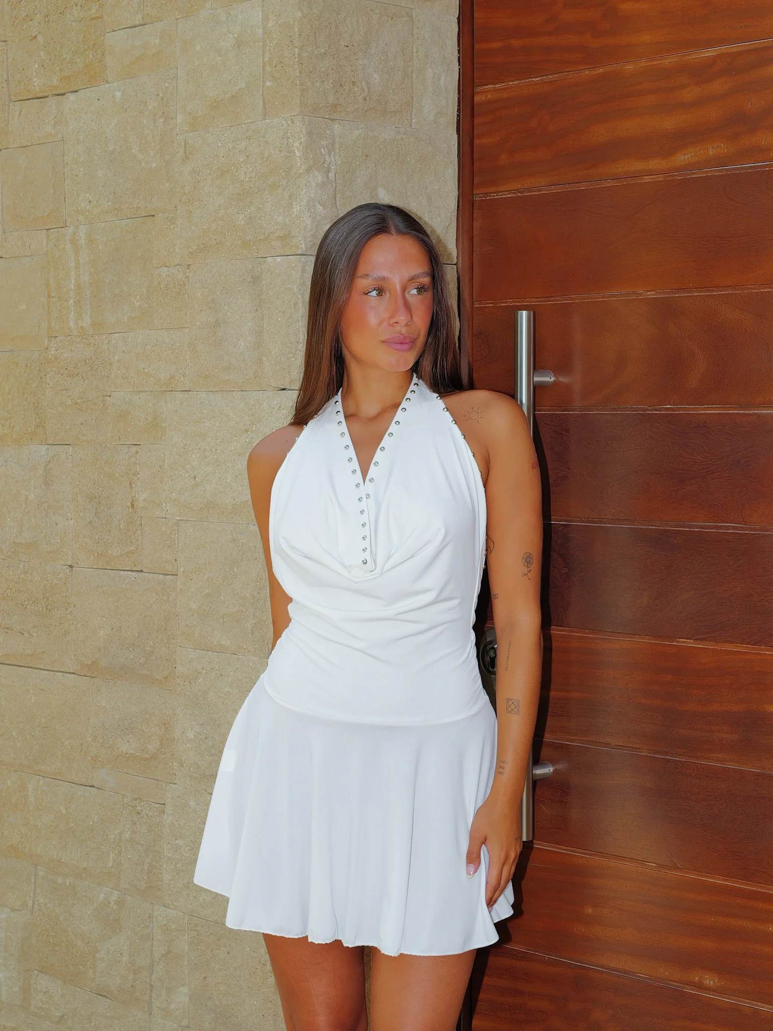 Vestido mini halter tachuelas blanco - Image 2